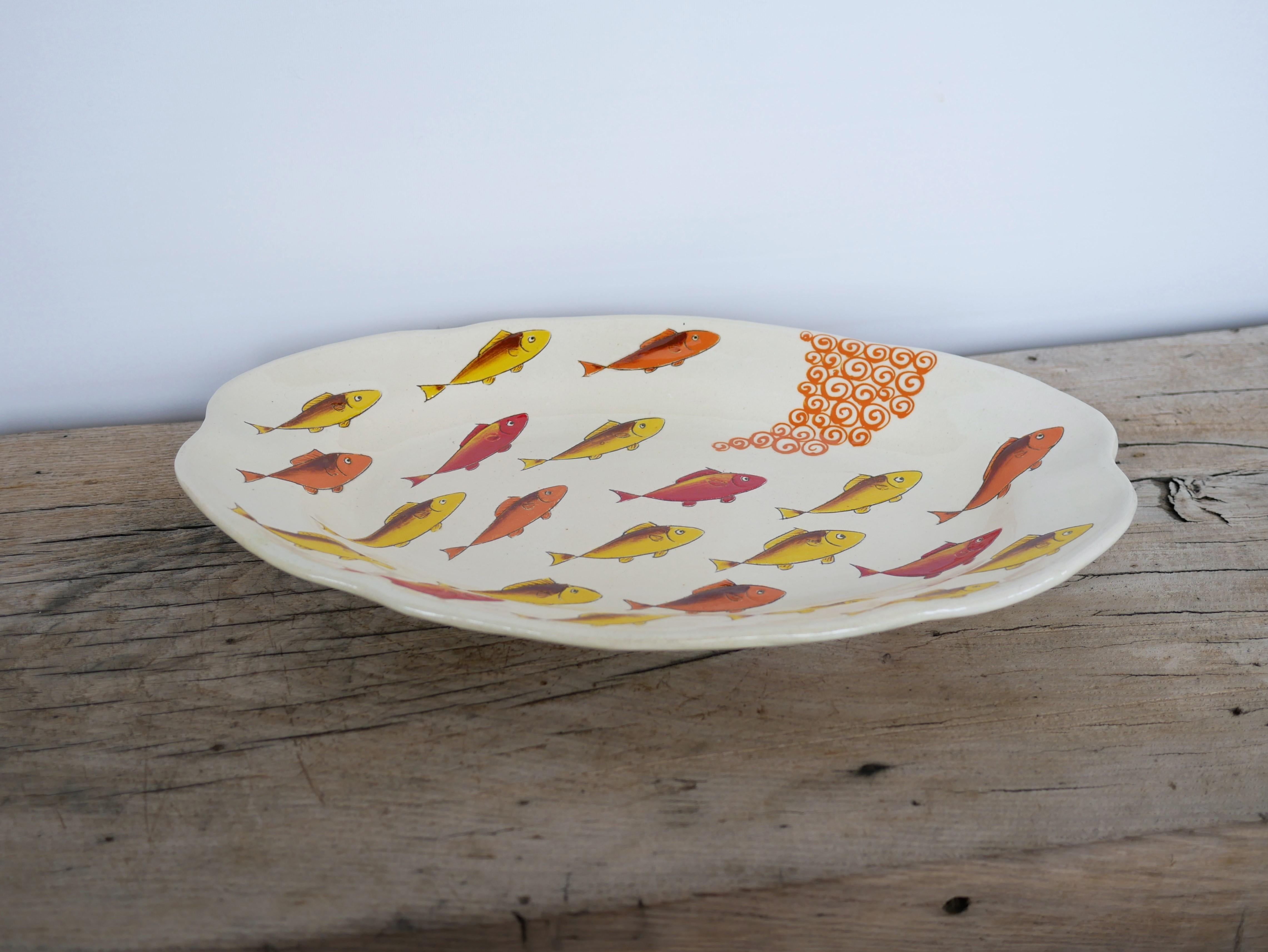 Plat à poisson en céramique, fabriqué à la main par Objets Saint Tropez, France. 

Jolie forme, couleur chaude et lumineuse. 
Ce plat au charme intemporel se fondra parfaitement dans la décoration actuelle.

Très bon état, légères marques du