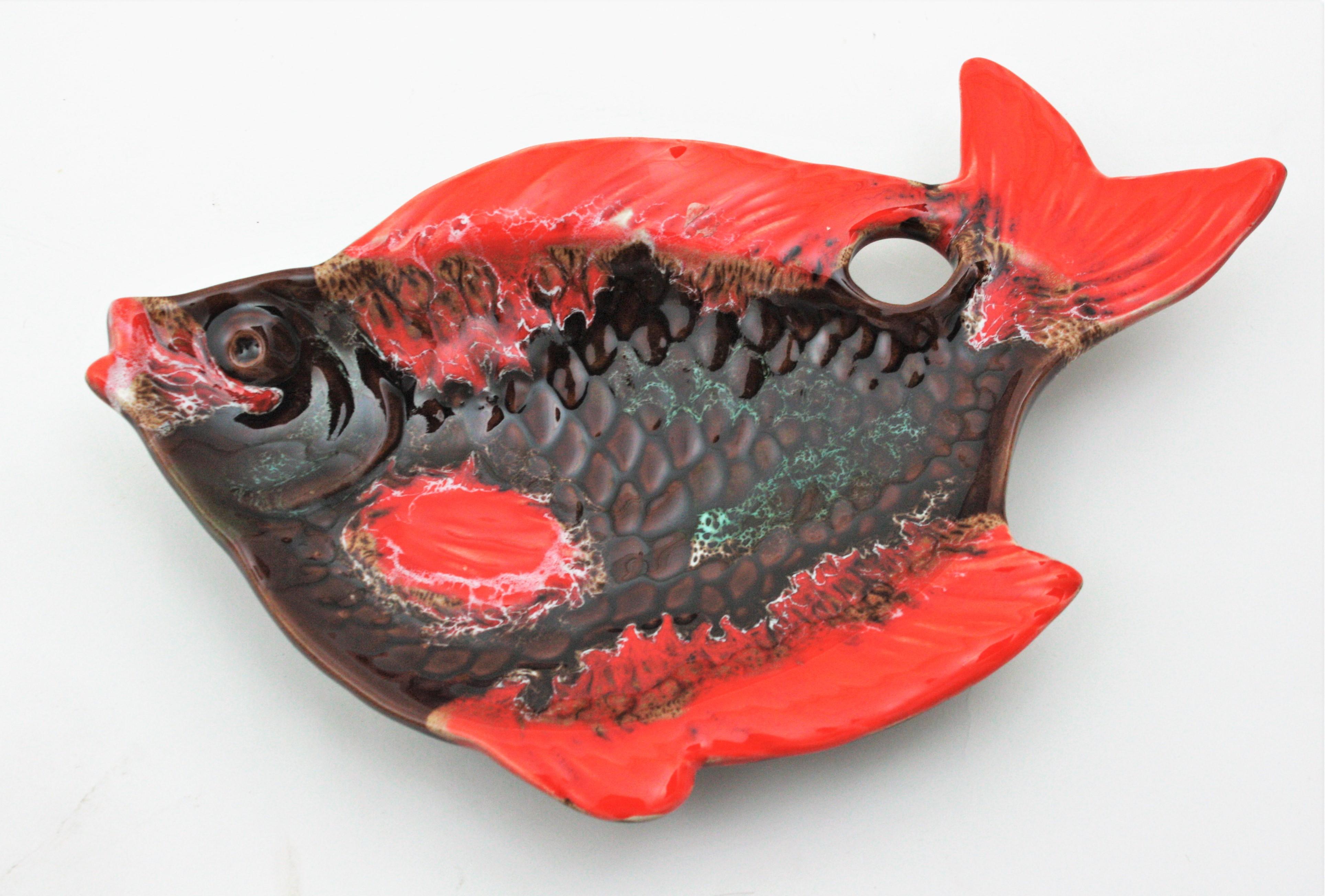 Wall Art Composition of Mid-Century Modern Ceramic Fish Shaped Plates For Sale 2
