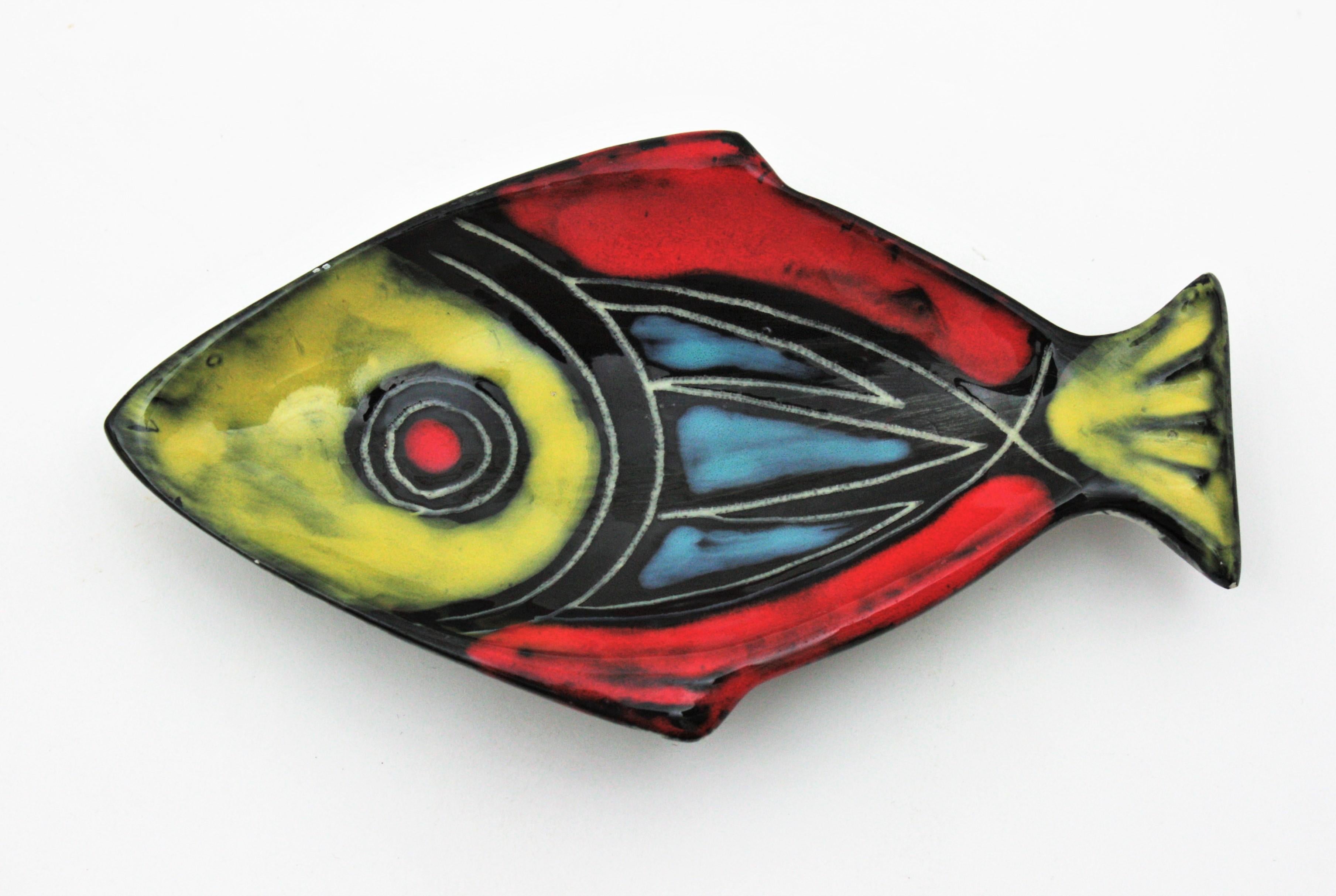 Composition d'art mural de assiettes en forme de poisson en céramique mi-siècle moderne en vente 3