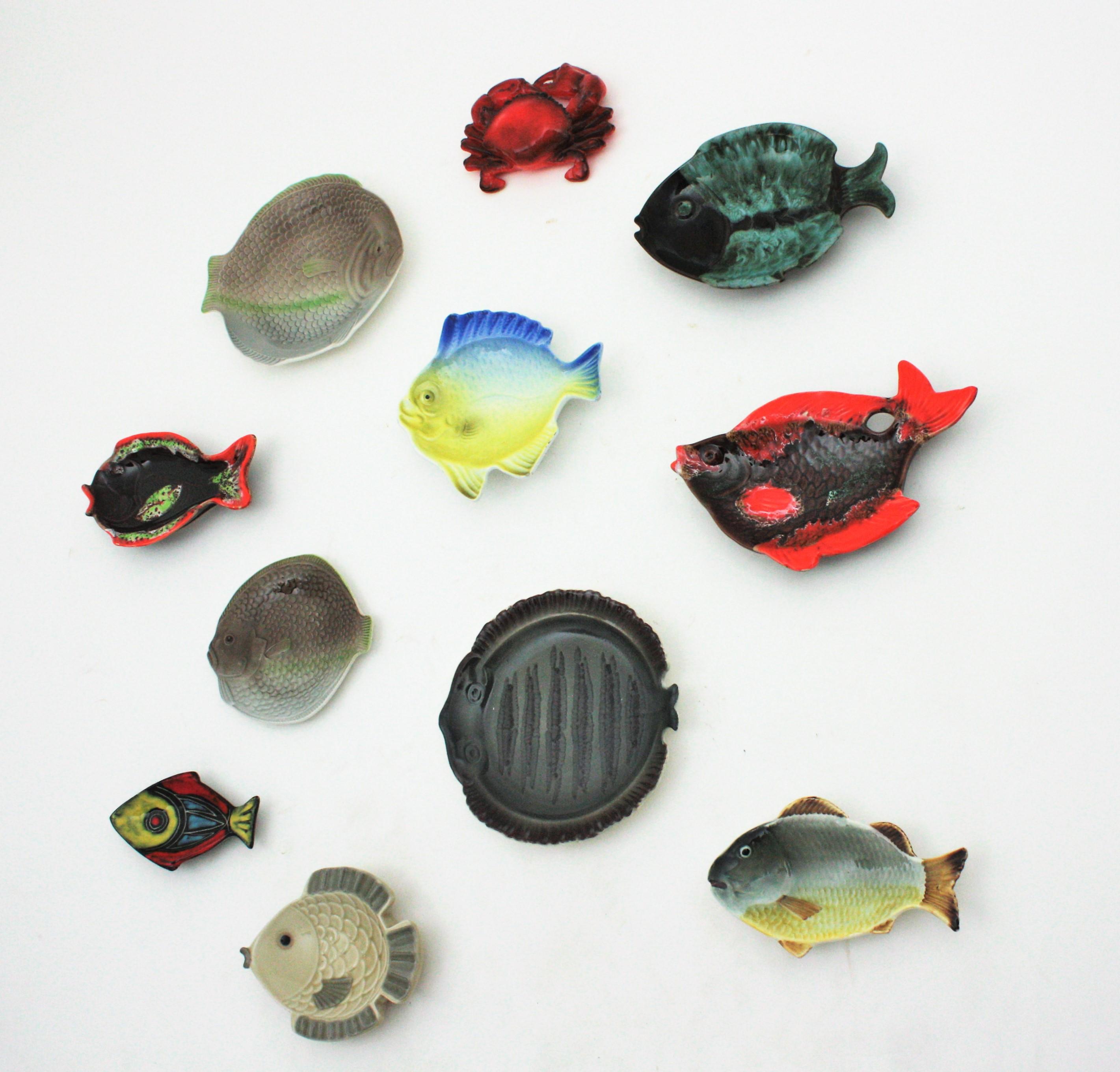 Satz von Midcentury Multi Farbe Keramik Fisch Teller und Platten als Wanddekoration
Eine coole Sammlung von elf europäischen Fischen aus glasierter Keramik, Porzellan und Terrakotta in verschiedenen Formen und Größen.
Sie stammen aus Frankreich,