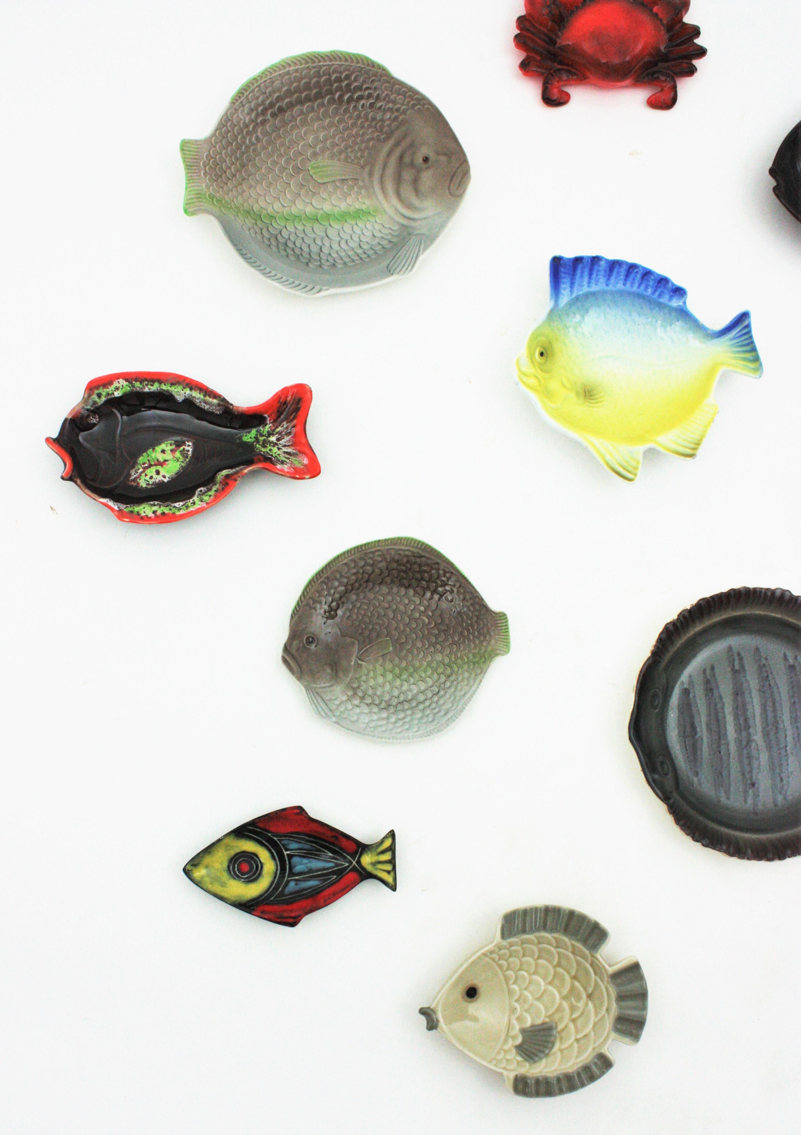 Wandkunst-Komposition aus Keramik-Fischformentellern in Fischform, Mid-Century Modern (Europäisch) im Angebot