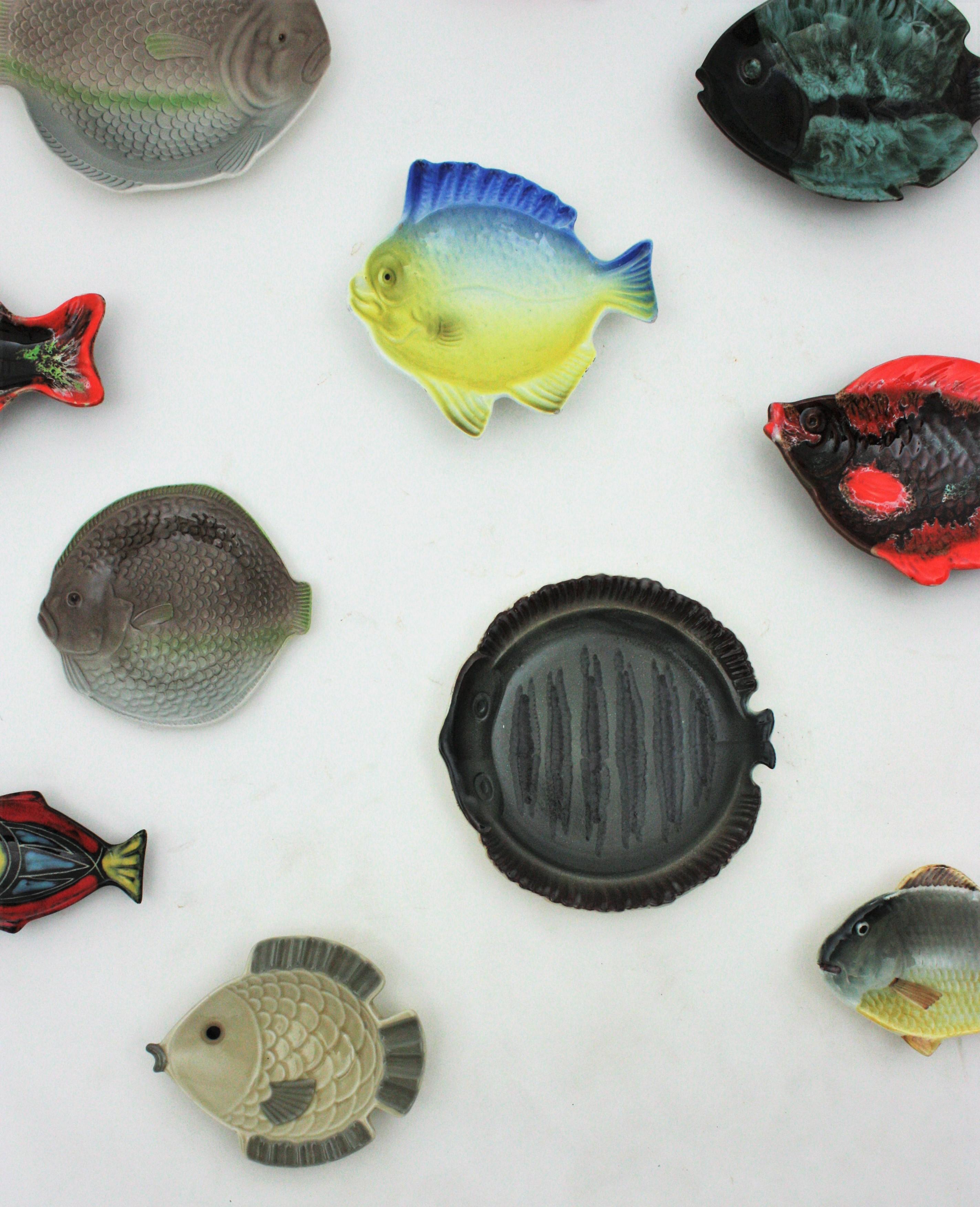 Wandkunst-Komposition aus Keramik-Fischformentellern in Fischform, Mid-Century Modern (Glasiert) im Angebot