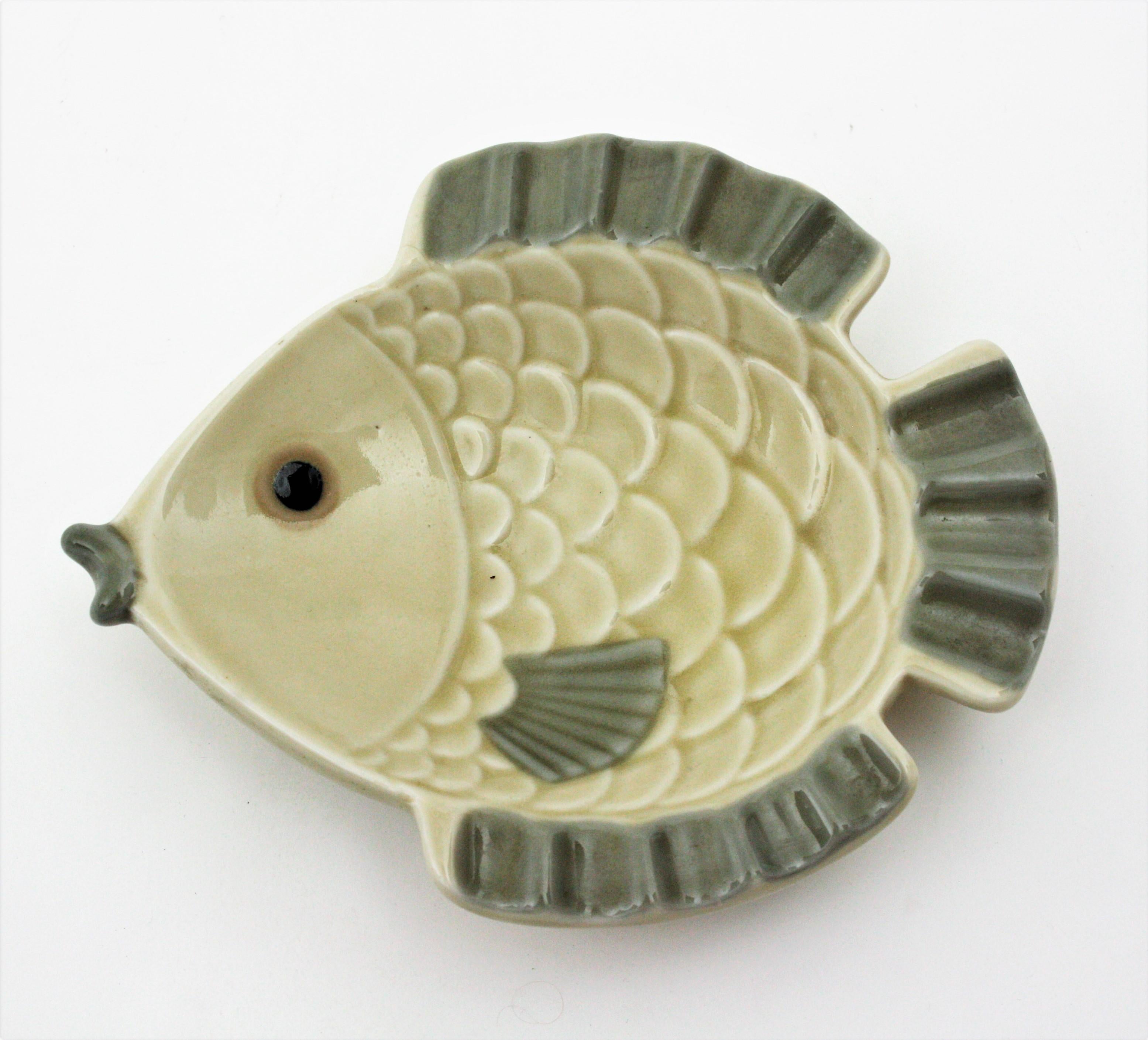 Wandkunst-Komposition aus Keramik-Fischformentellern in Fischform, Mid-Century Modern im Angebot 2