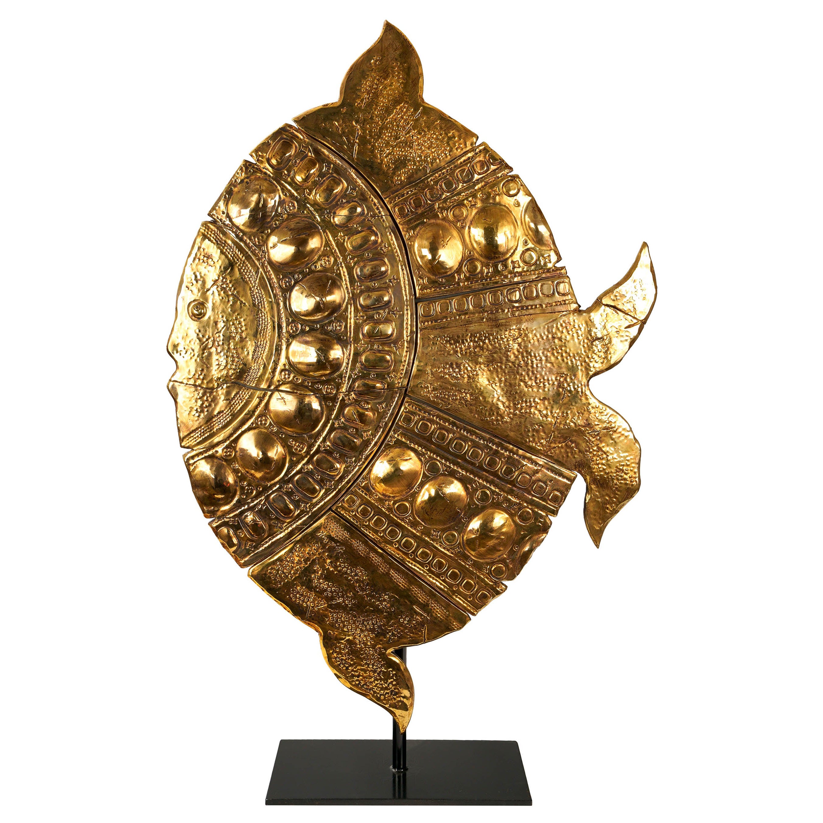 Sculpture en céramique fabriquée à la main en Italie et décorée avec la technique du lustre en or 24Kt. La sculpture est montée sur un panneau de bois peint en noir, fixé à un piédestal réglable en métal peint en noir. Sur demande, nous pouvons