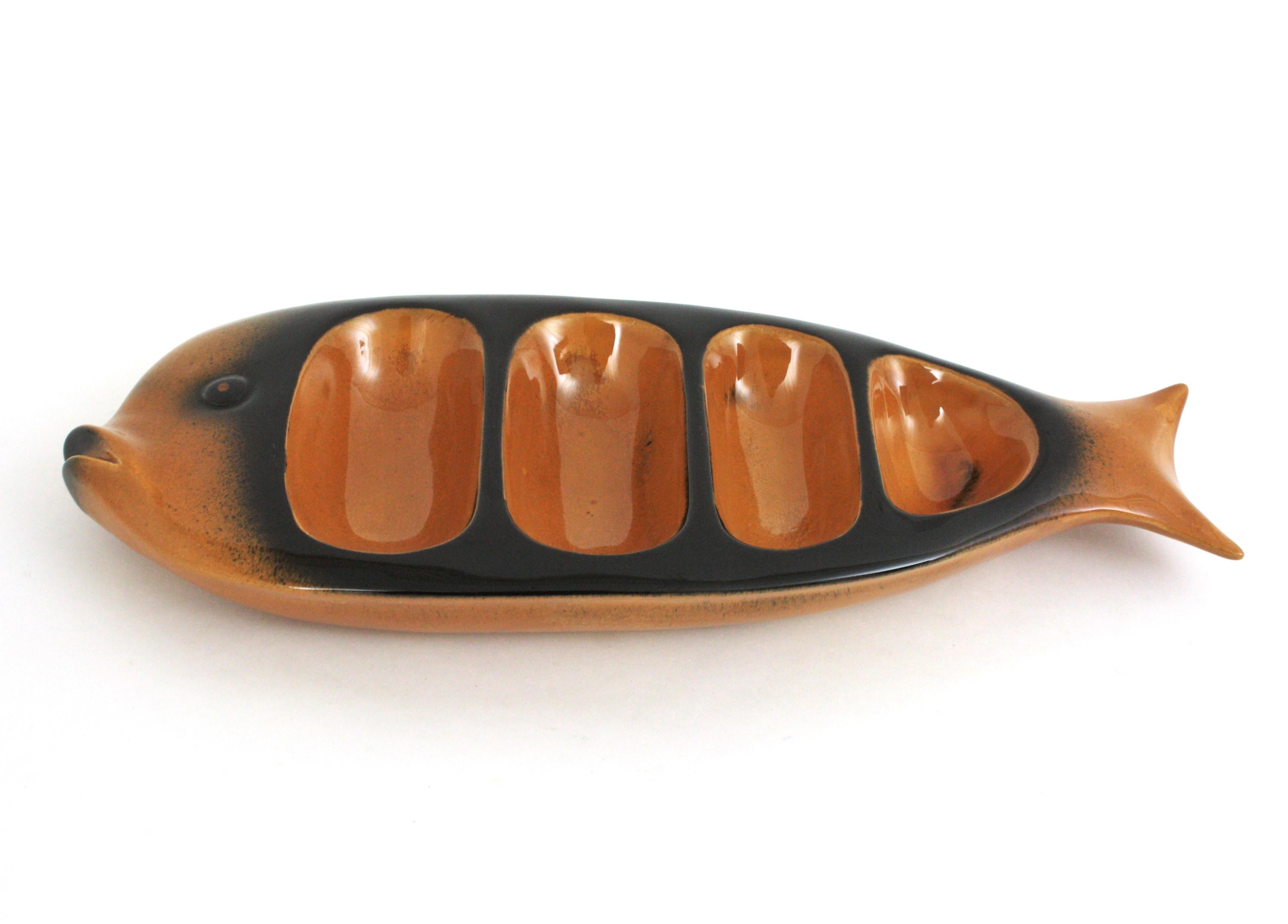 Bandeja de cerámica en forma de pez para servir aperitivos / decoración de pared, años 50 en venta 2