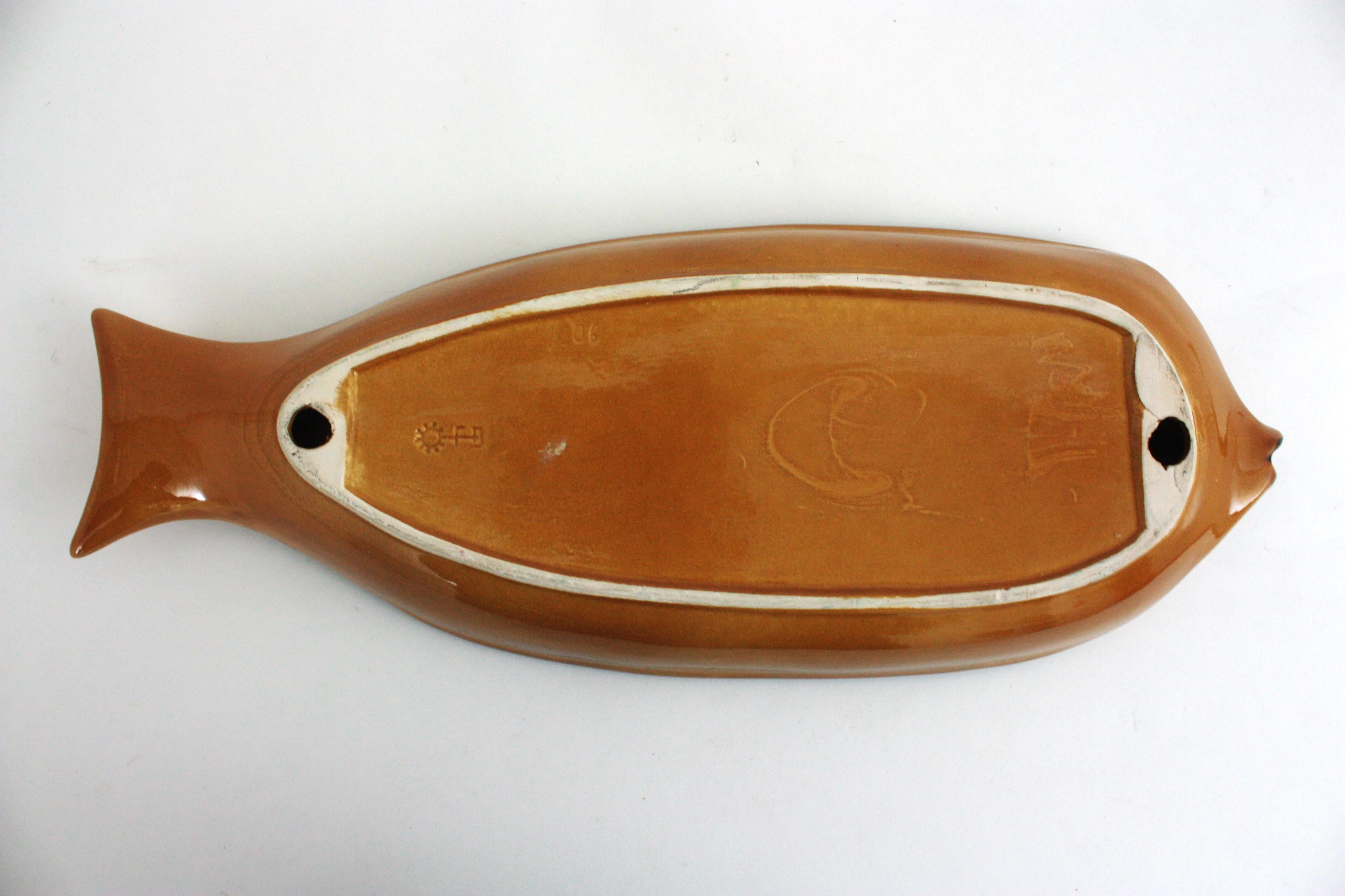 Bandeja de cerámica en forma de pez para servir aperitivos / decoración de pared, años 50 en venta 3