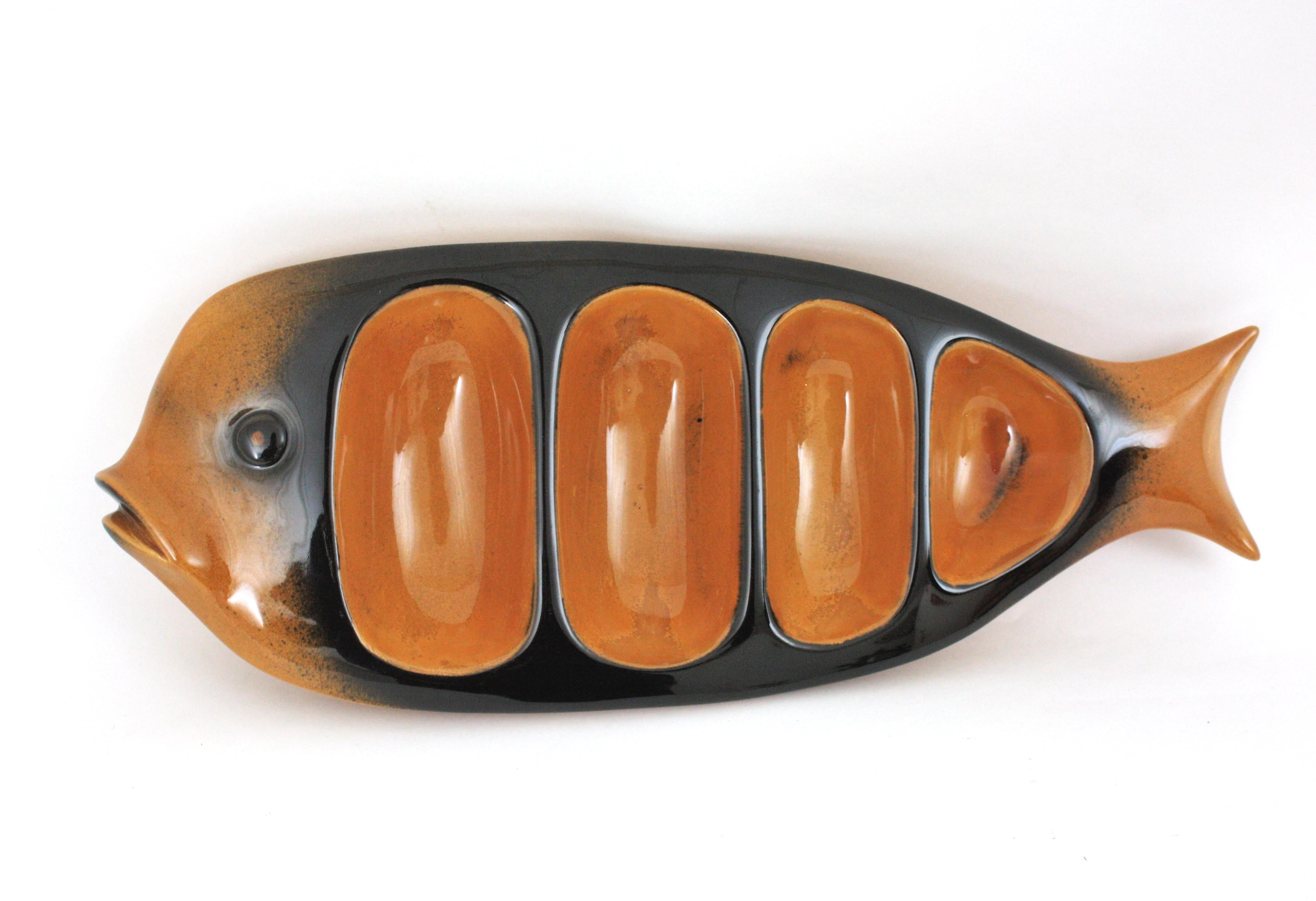 Bandeja de cerámica en forma de pez para servir aperitivos / decoración de pared, años 50 Moderno de mediados de siglo en venta