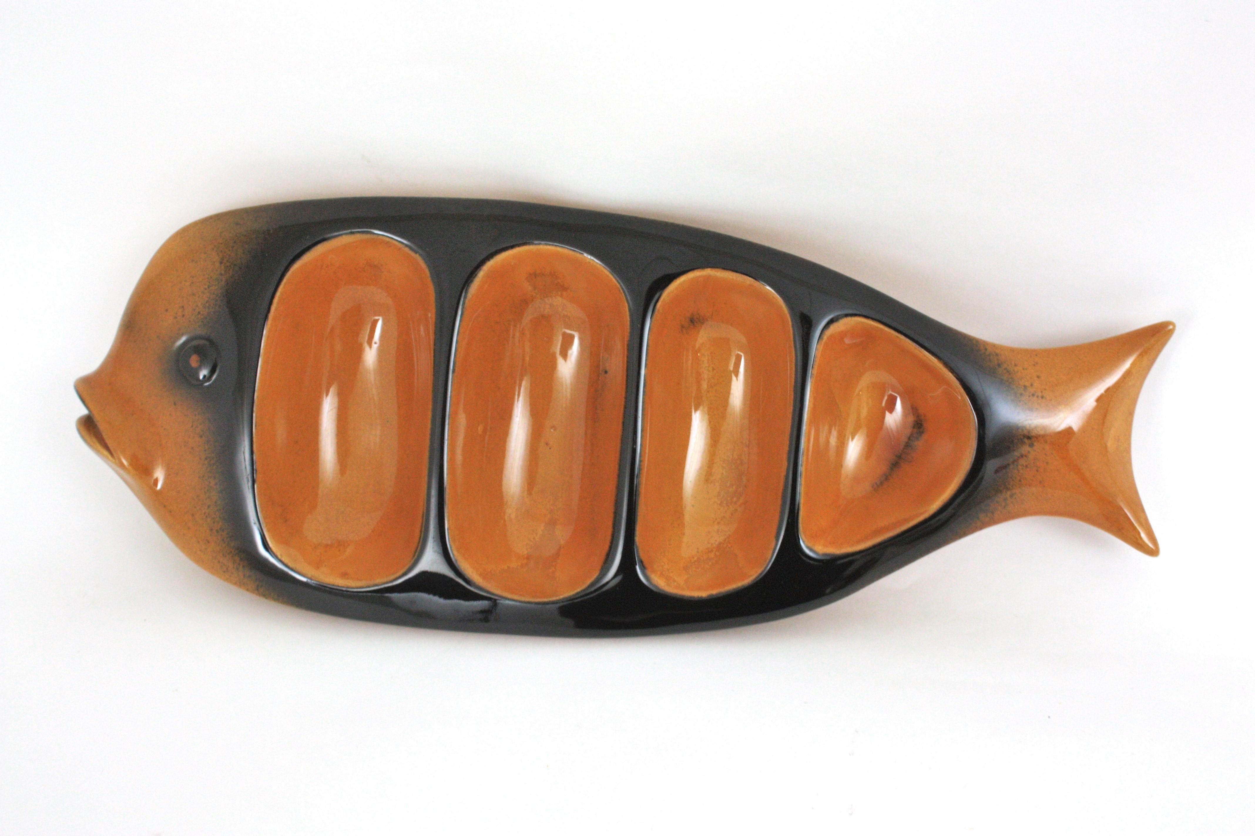 Bandeja de cerámica en forma de pez para servir aperitivos / decoración de pared, años 50 Glaseado en venta