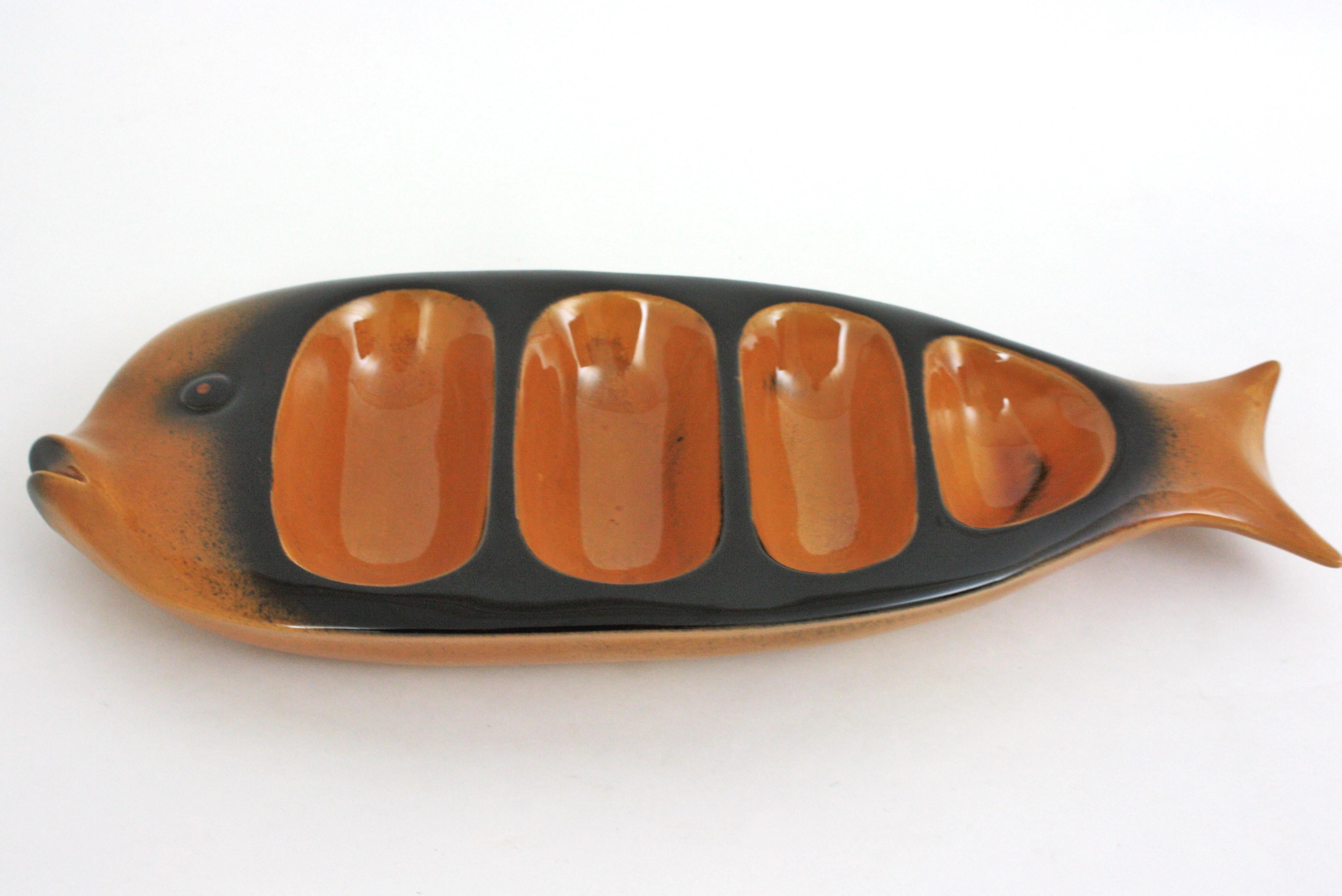 Bandeja de cerámica en forma de pez para servir aperitivos / decoración de pared, años 50 en venta 1