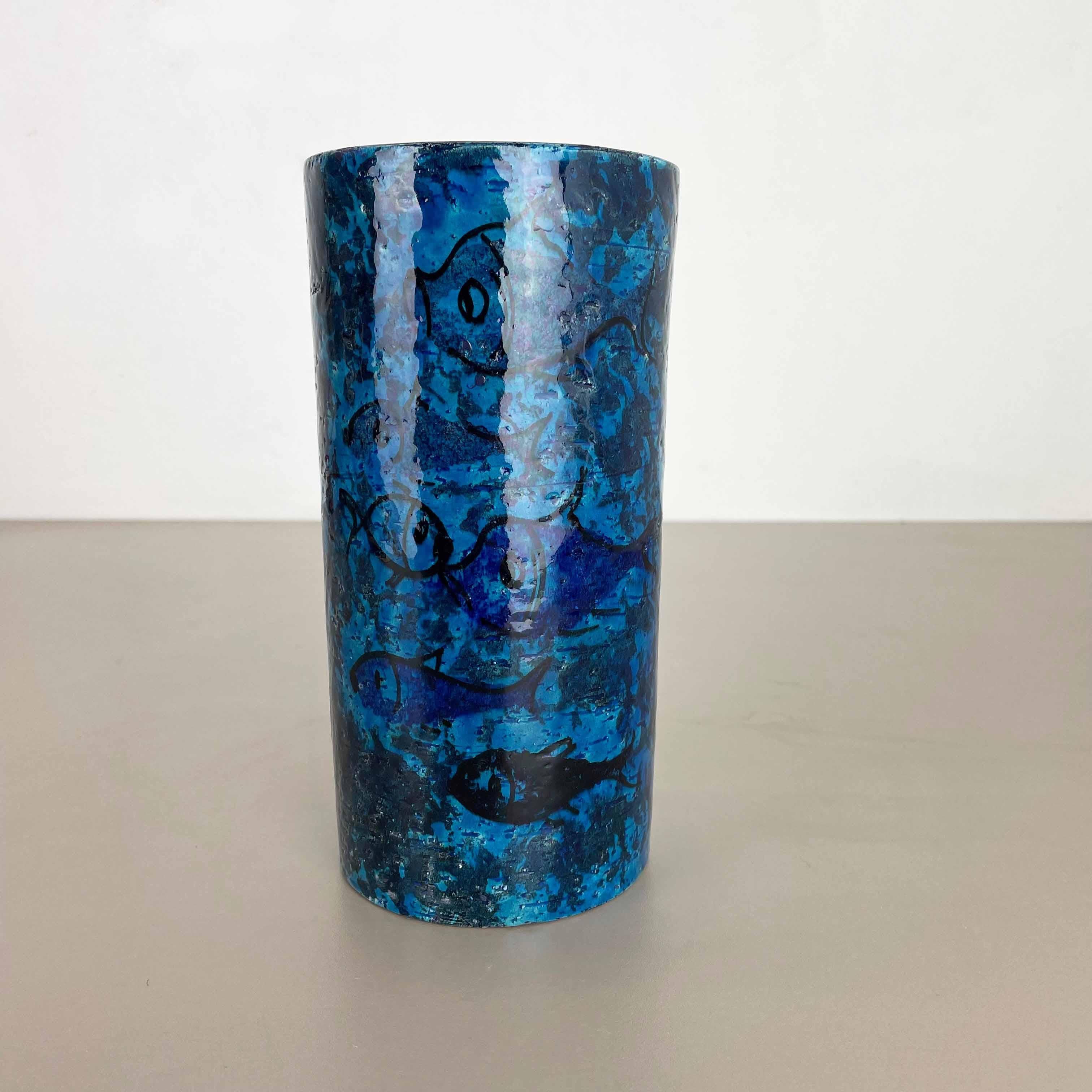 Article :

Vases en céramique poisson ilustration abstraite de poisson en bleu rimini


Design :

Aldo Londi


Producteur :

Bitossi, Italie


Décennie :

1960s


Matériau :

Céramique



  

Ce vase original en céramique vintage a été produit dans