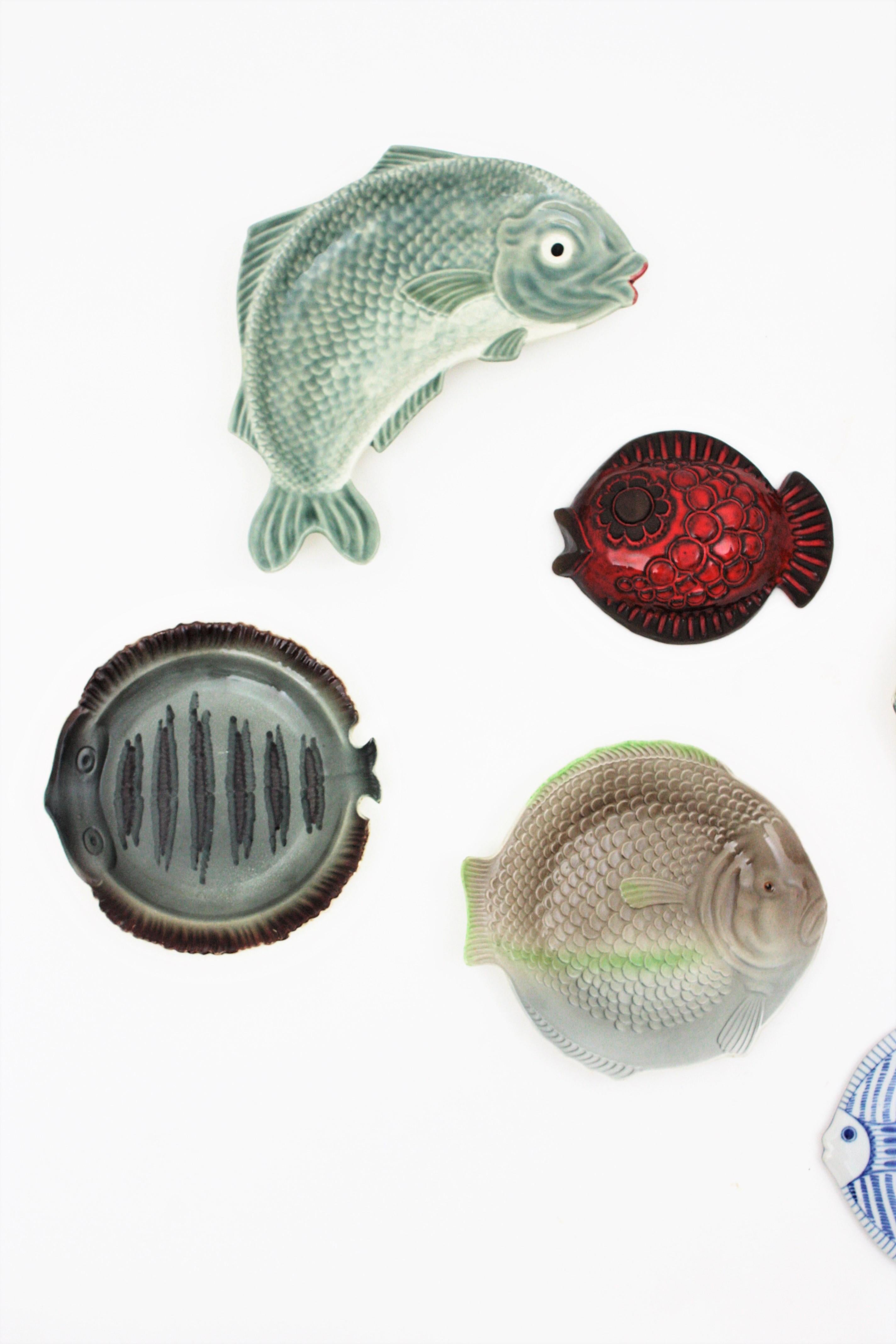 Set of Midcentury multi color fish Plates and Platters as Wall Decoration
A cool collection of nine european glazed ceramic, porcelain and terracotta fishes in different shapes and sizes.
They come from France, Portugal, England, Sweden and Spain