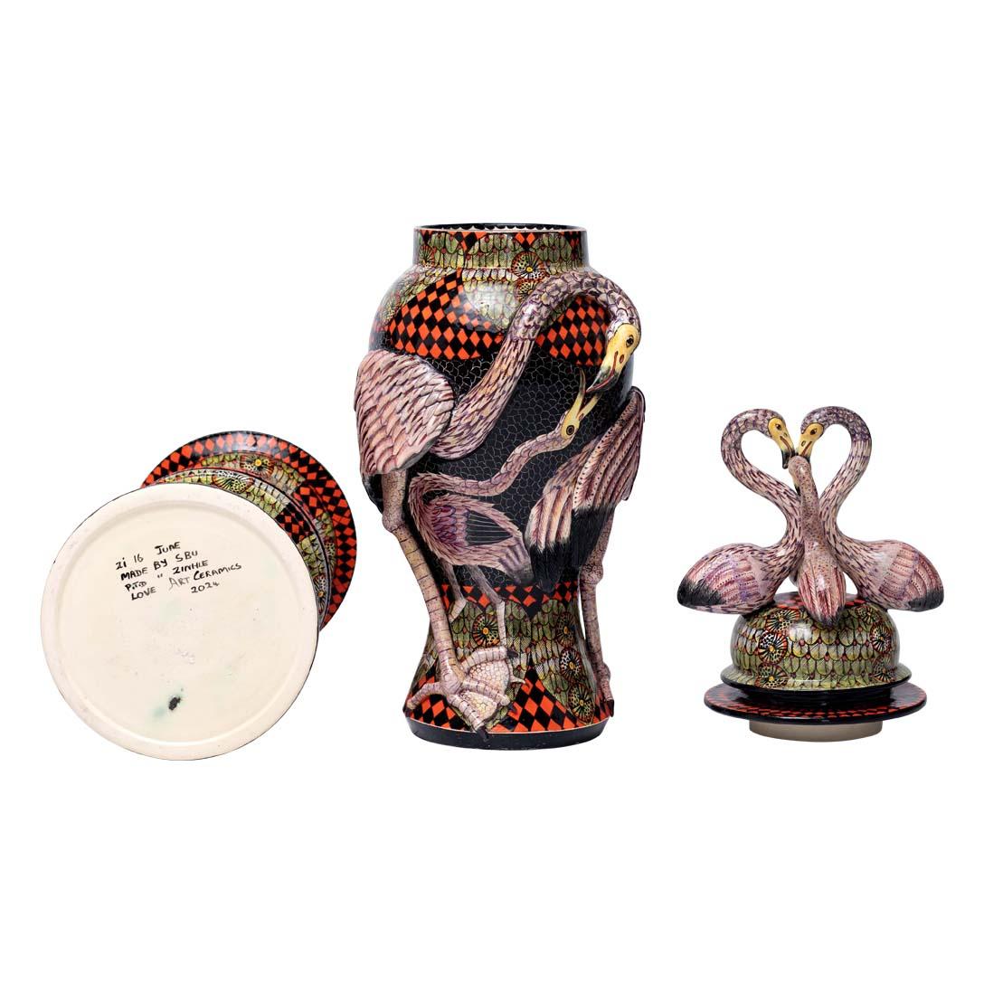 Urna di fenicottero: Dipinta a mano da Zinhle Nene e scolpita da Sbusiso Ndaba

Ti presentiamo la splendida urna Flamingo, un'opera d'arte decorativa in ceramica nata dalla collaborazione creativa degli artigiani sudafricani Zinhle Nene e Sbusiso