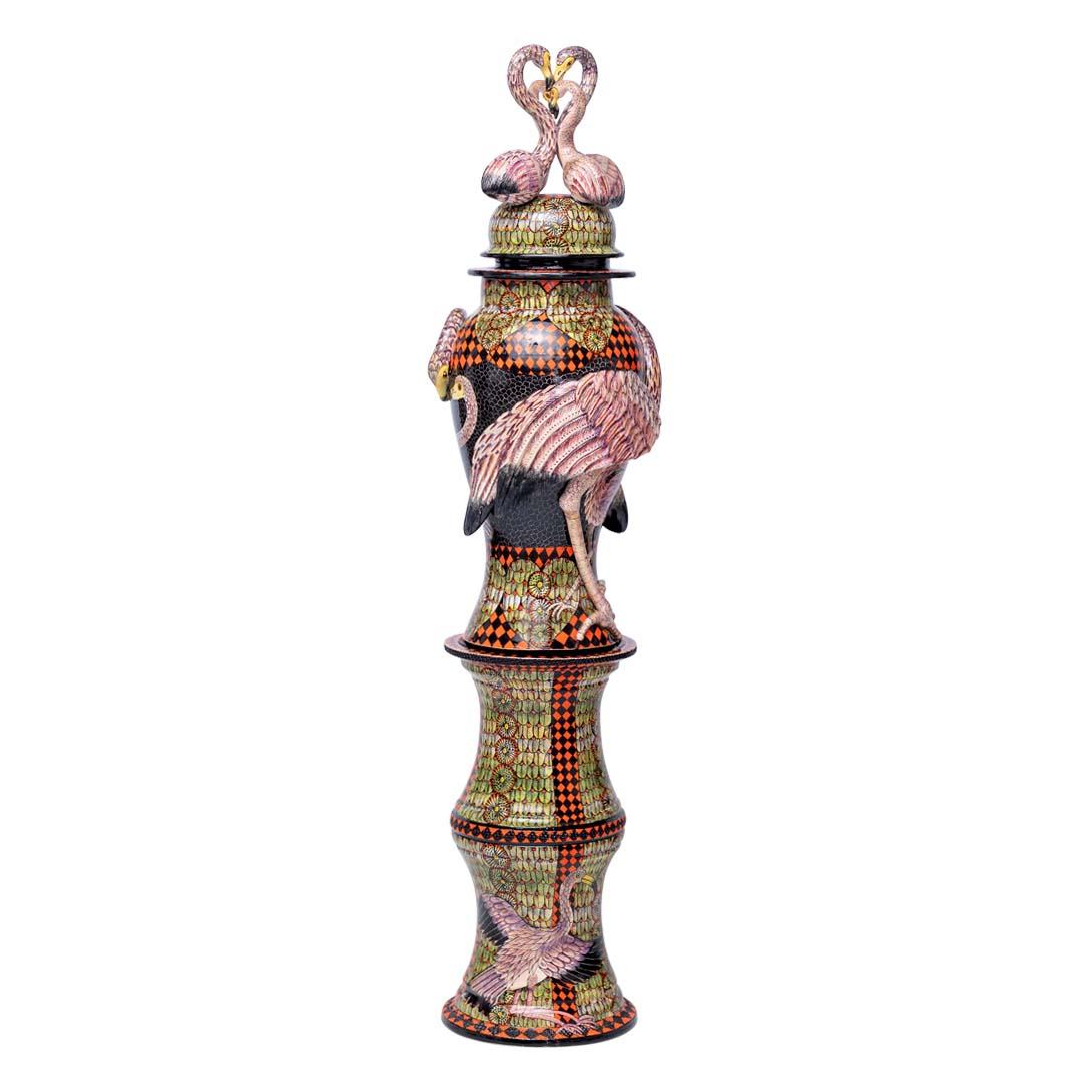 Sudafricano Urna in ceramica con fenicottero, realizzata a mano in Sudafrica in vendita