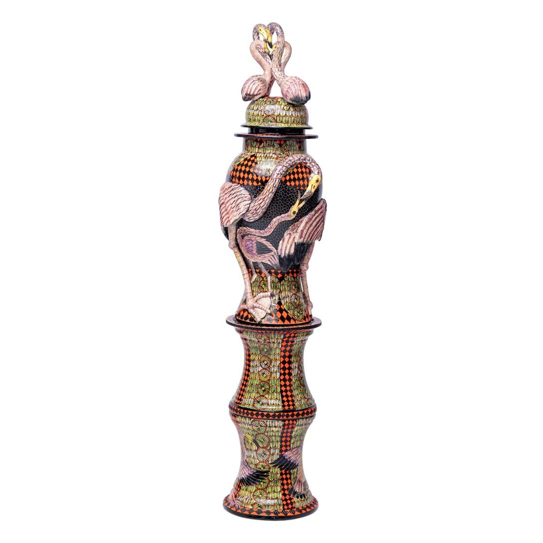 Cotto in fornace Urna in ceramica con fenicottero, realizzata a mano in Sudafrica in vendita