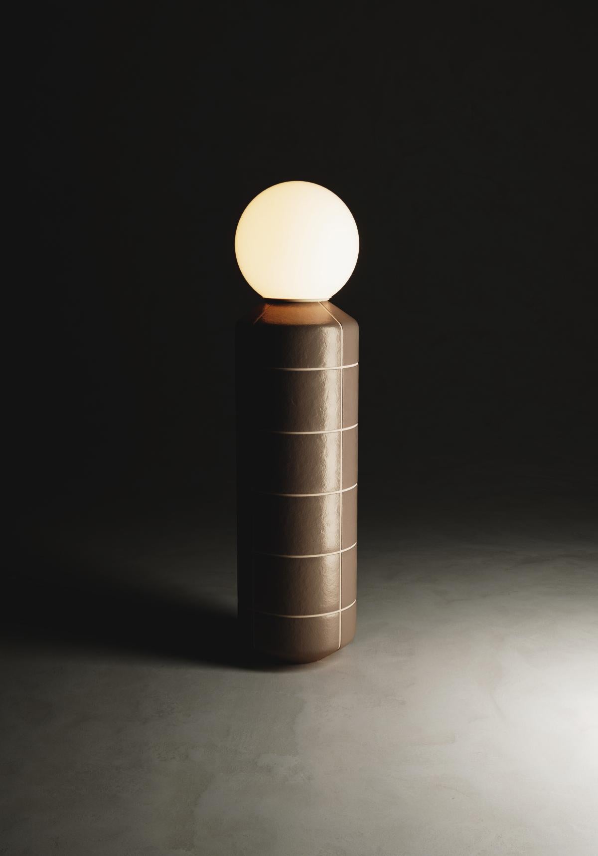 Nombre del producto: NAVAZI
Categoría: Iluminación, Decoración
Tipo: Decoración, Suelo
Material: Base de cerámica/vidrio, vidrio esmerilado, cable textil
Fuente de luz: G9, 110-220V
Lámpara puntual mediana 200 x 790 mm (7,8x31,1 Pulgadas)
Diseñador: