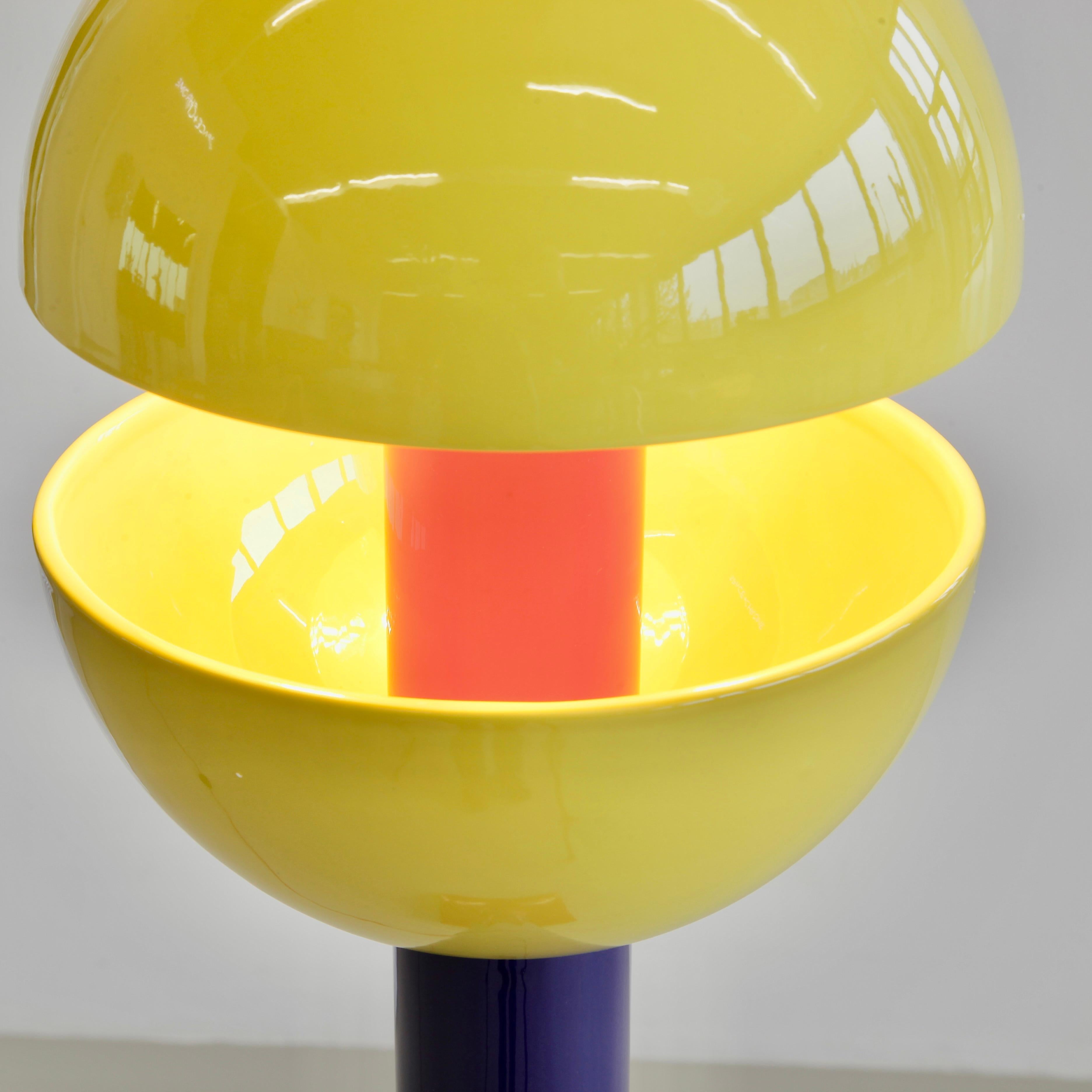 Modulare Stehleuchte aus Keramik, entworfen von Adelie Ducasse. Frankreich, Ducasse, 2022.

Stehlampe aus Keramik, bestehend aus einer Auswahl modularer Teile, einem Lampenschirm aus Keramik und zwei LED-Glühbirnen. Entworfen in Paris,