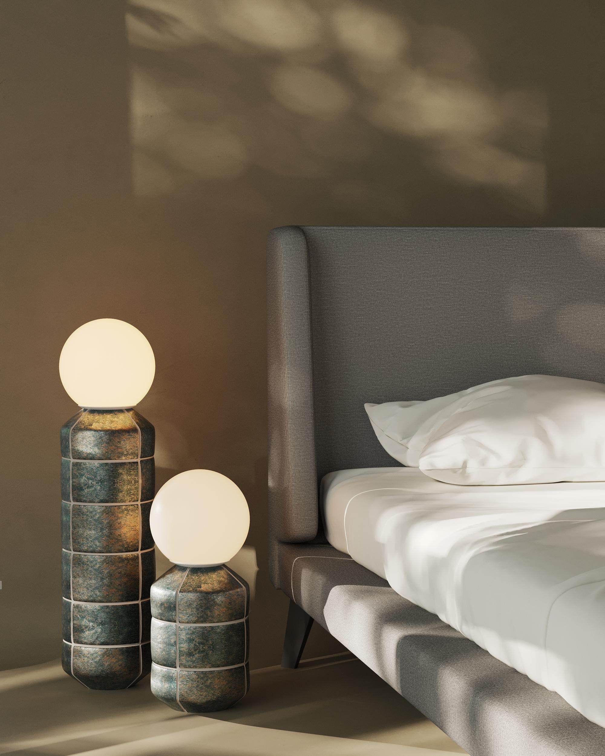 Ucraino Lampada da terra in ceramica blu profondo Moderna realizzata a mano in vendita