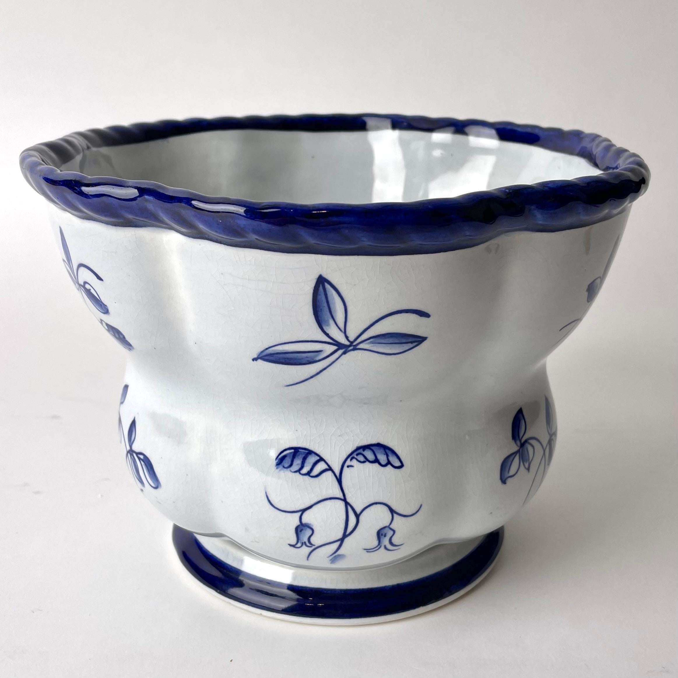 Beautiful Ceramic Flower Pot designed by Arthur Percy in Swedish Grace during 1920s. 

Arthur Percy (1886-1976) was artistic director at Gefle Porslinsfabrik, Sweden.

Wear consistent with age and use 