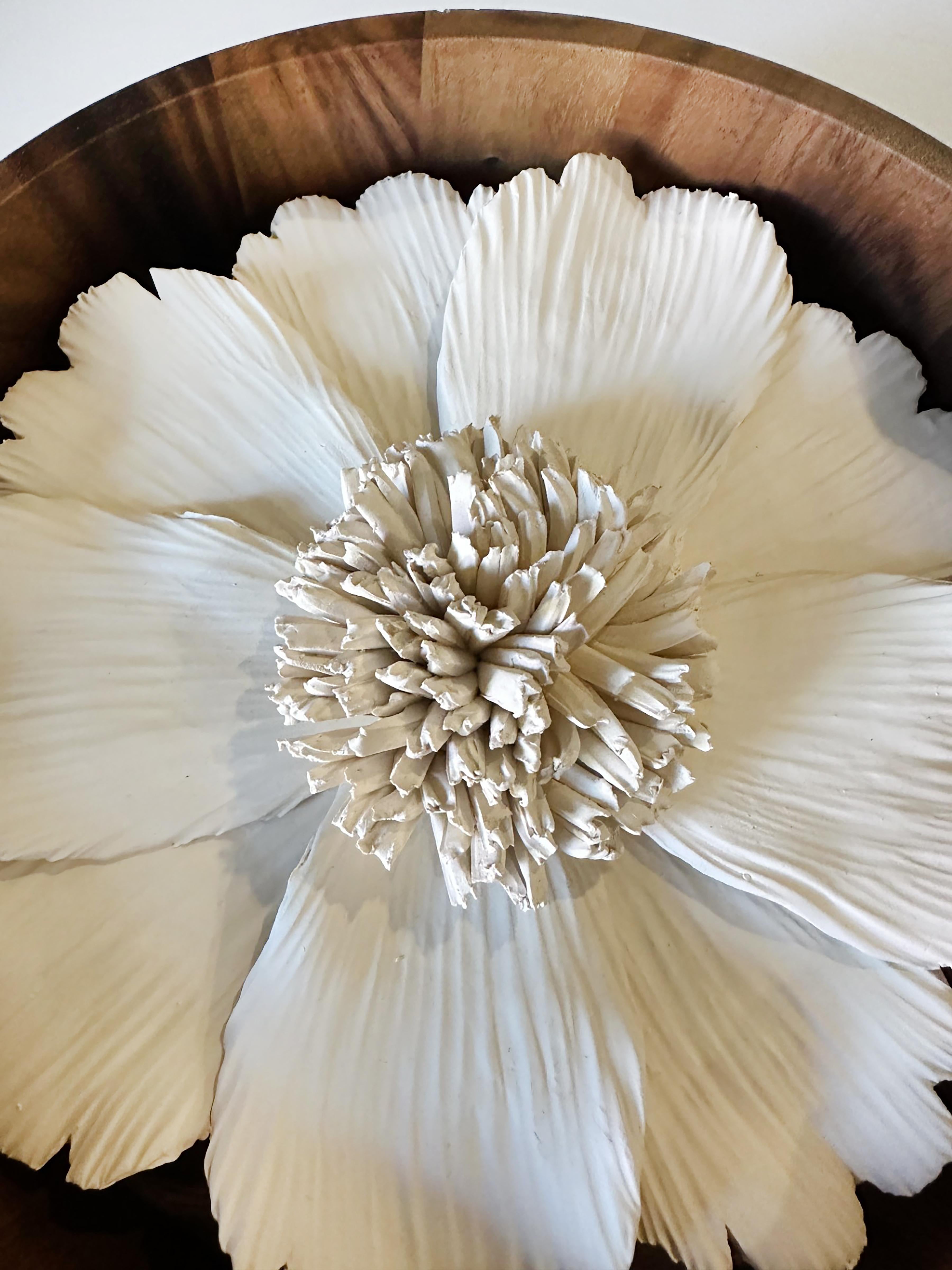Eine charmante Blumenskulptur aus Keramik in einem runden Holzrahmen. Weiße unglasierte Keramikblume aus handgeschnitztem Ton. Made in Thailand im 21. Jahrhundert. 

In sehr gutem Zustand. 

Herstelleraufkleber 