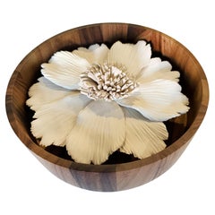 Keramik-Blumenskulptur aus Keramik in einem runden Holzrahmen