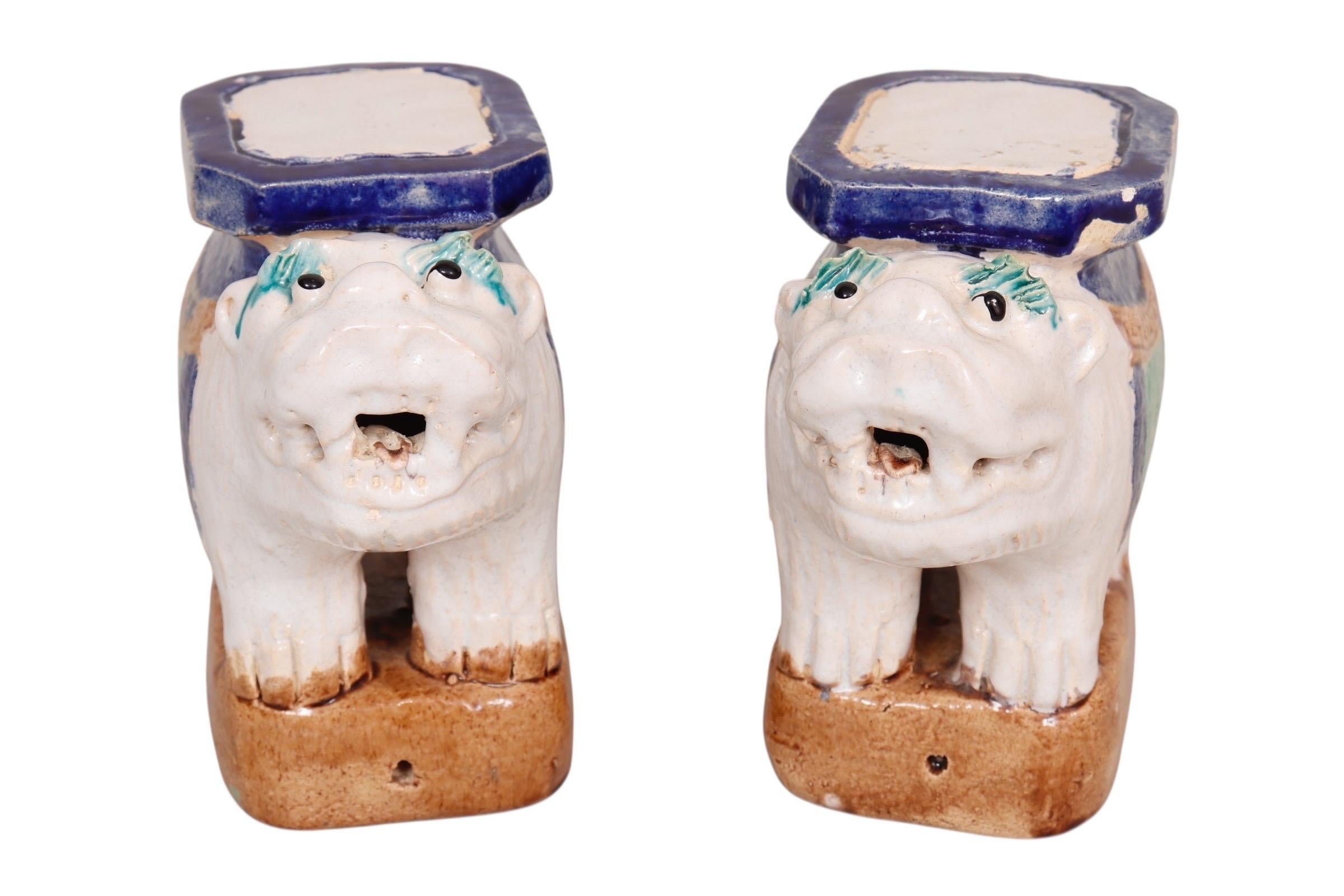 Paire de supports de plantes Foo Dog en céramique, vers 1970. Émaillé en bleu, brun et sarcelle. Dimensions par support de plantes.

