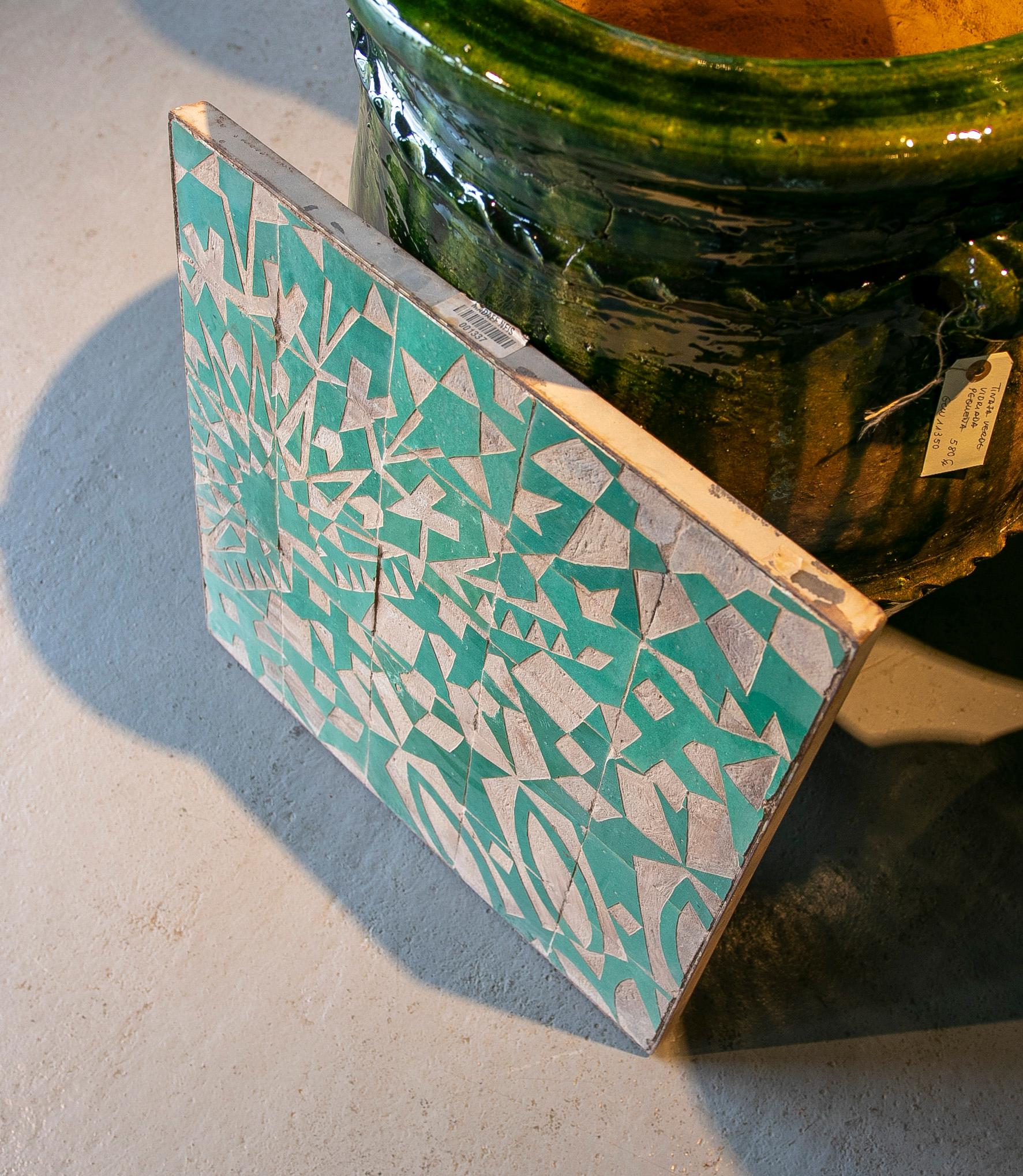 Panneau carrelé encadré de céramique avec décoration émaillée verte en vente 4