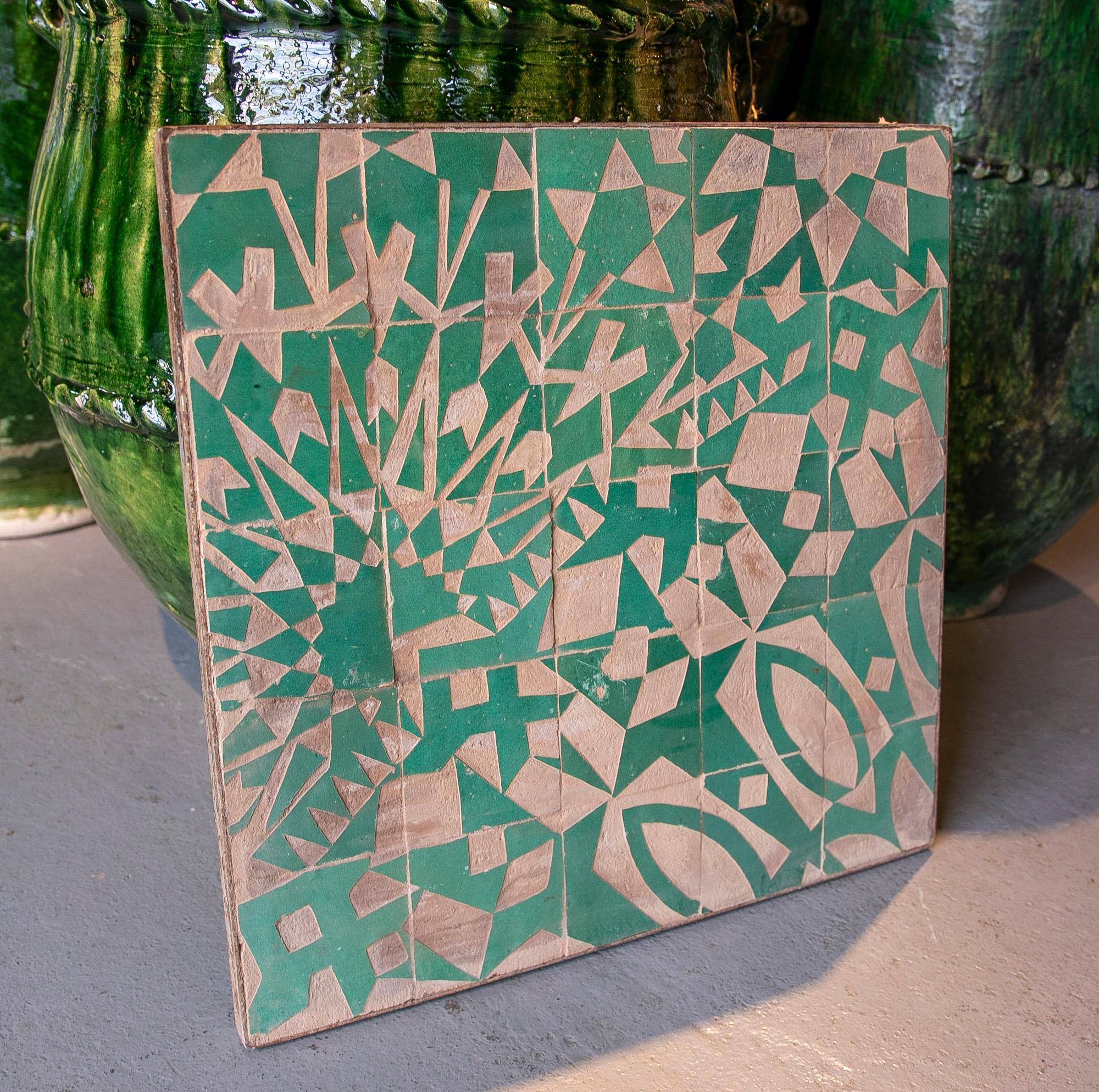 Espagnol Panneau carrelé encadré de céramique avec décoration émaillée verte en vente