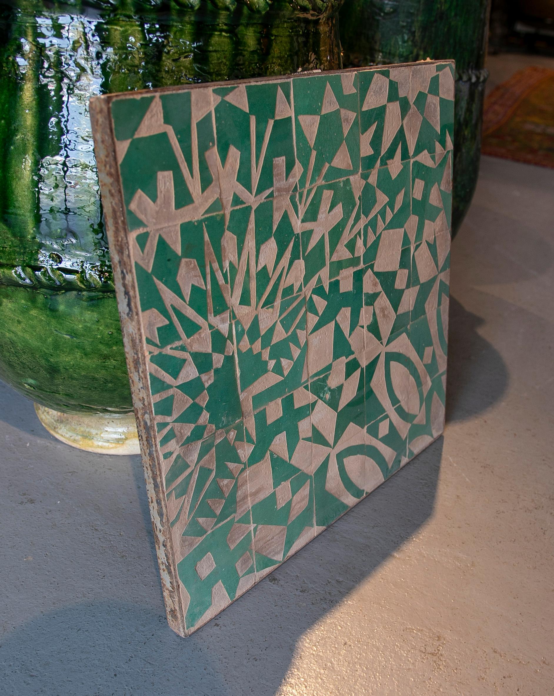 Vernissé Panneau carrelé encadré de céramique avec décoration émaillée verte en vente