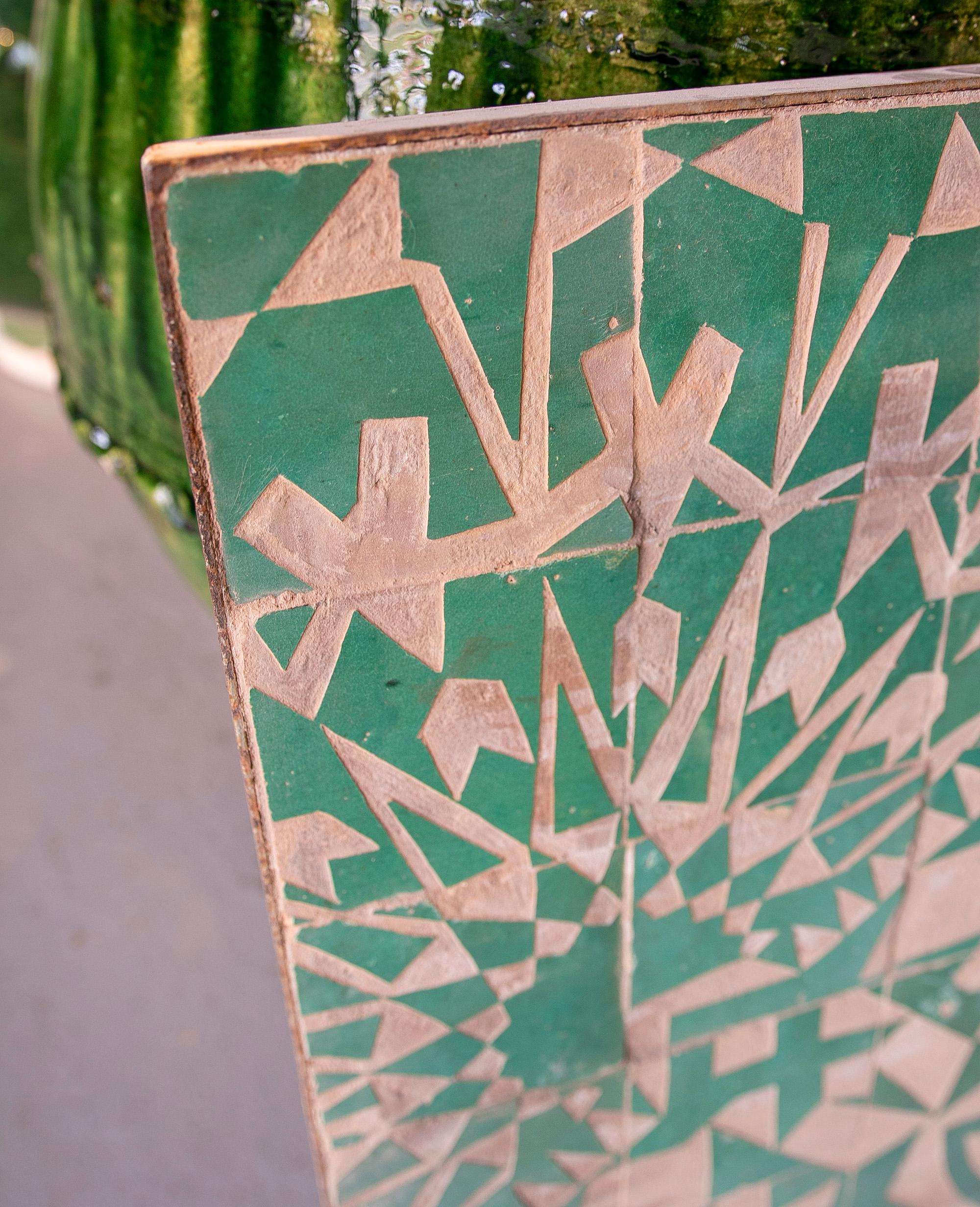 Panneau carrelé encadré de céramique avec décoration émaillée verte Bon état - En vente à Marbella, ES