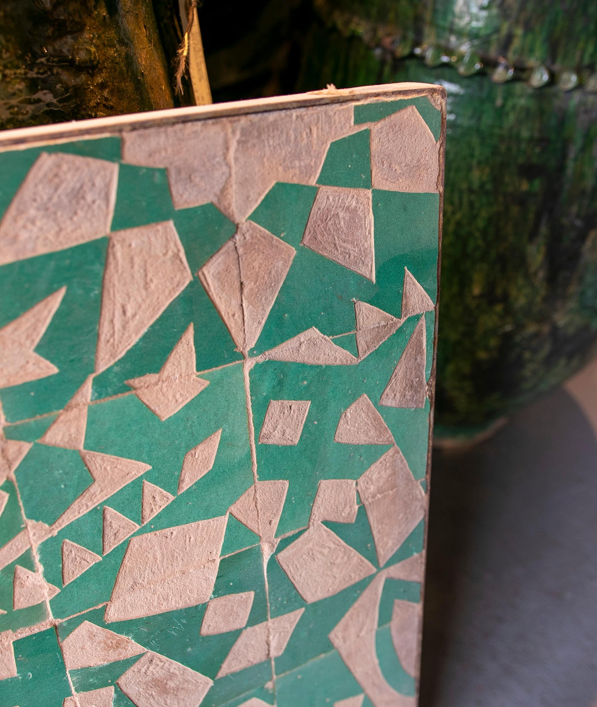 20ième siècle Panneau carrelé encadré de céramique avec décoration émaillée verte en vente