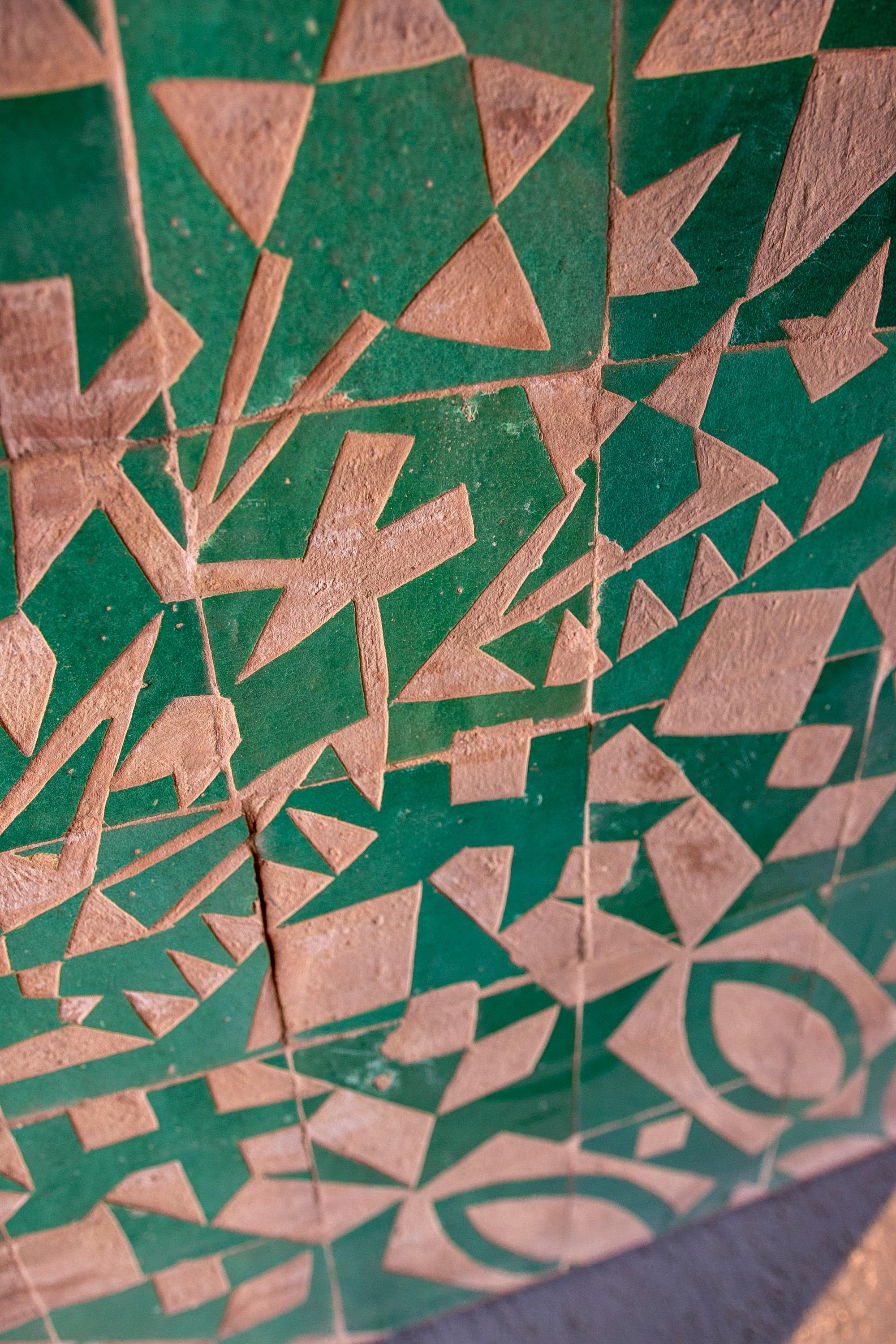 Céramique Panneau carrelé encadré de céramique avec décoration émaillée verte en vente