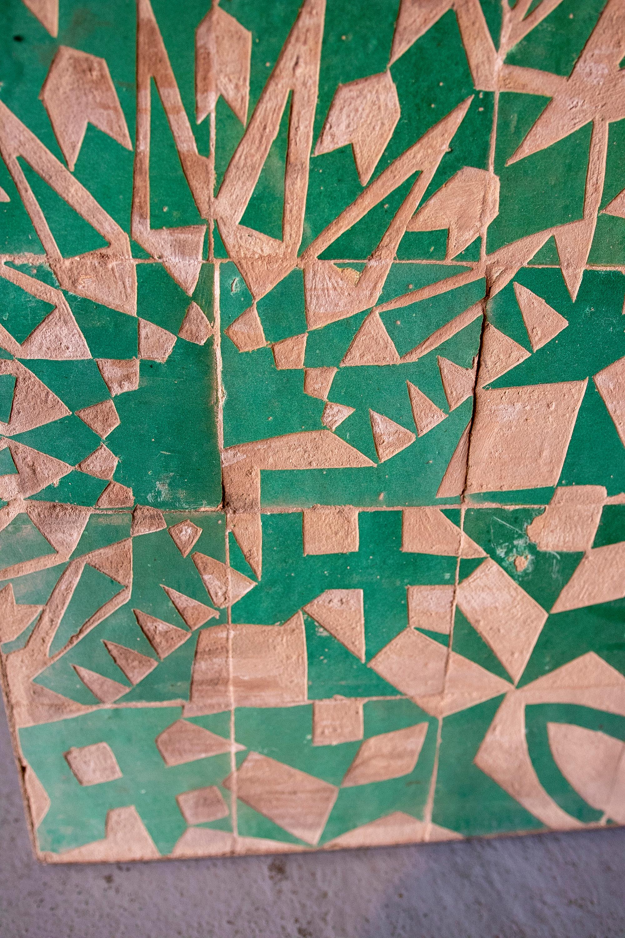Panneau carrelé encadré de céramique avec décoration émaillée verte en vente 1