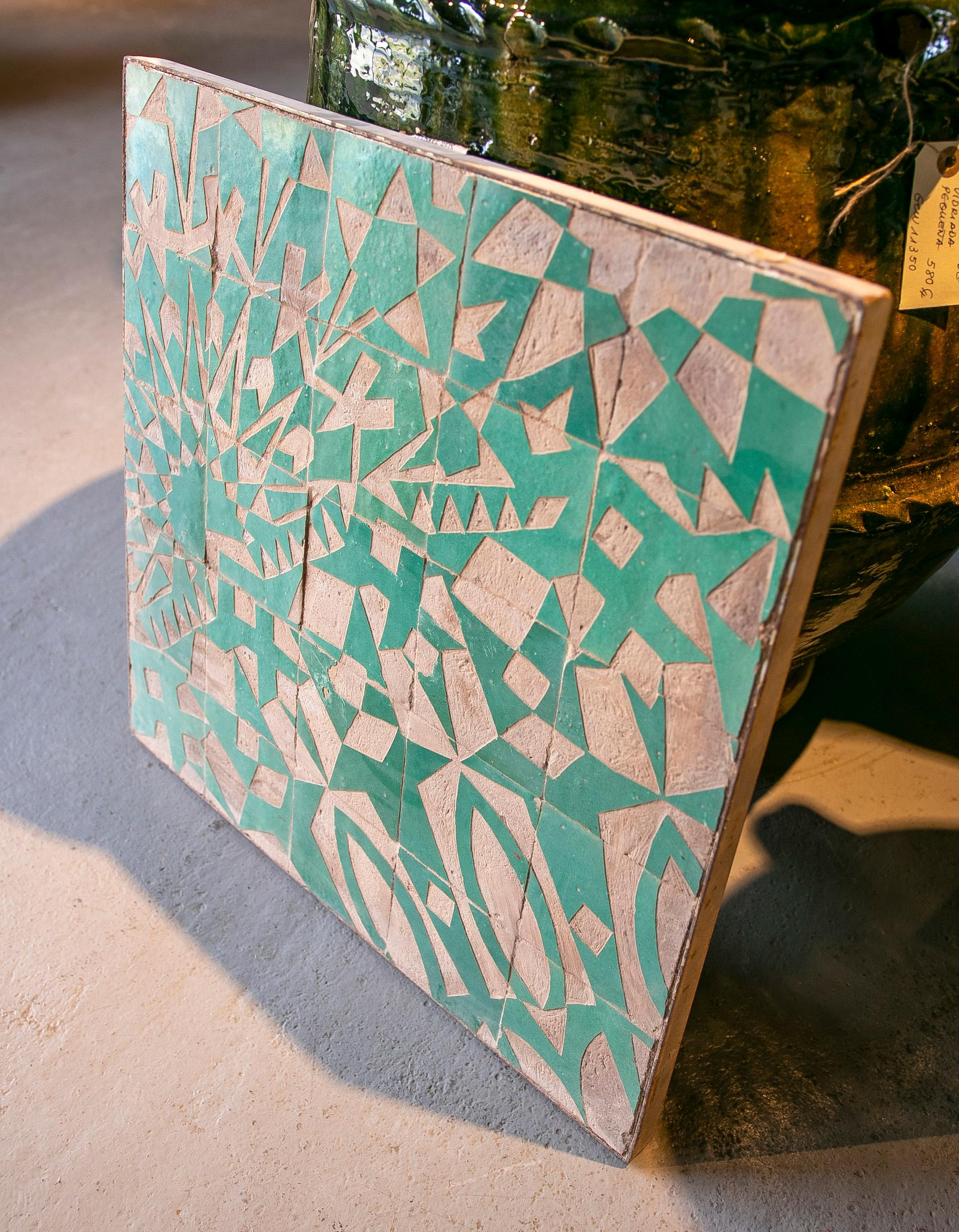 Panneau carrelé encadré de céramique avec décoration émaillée verte en vente 2