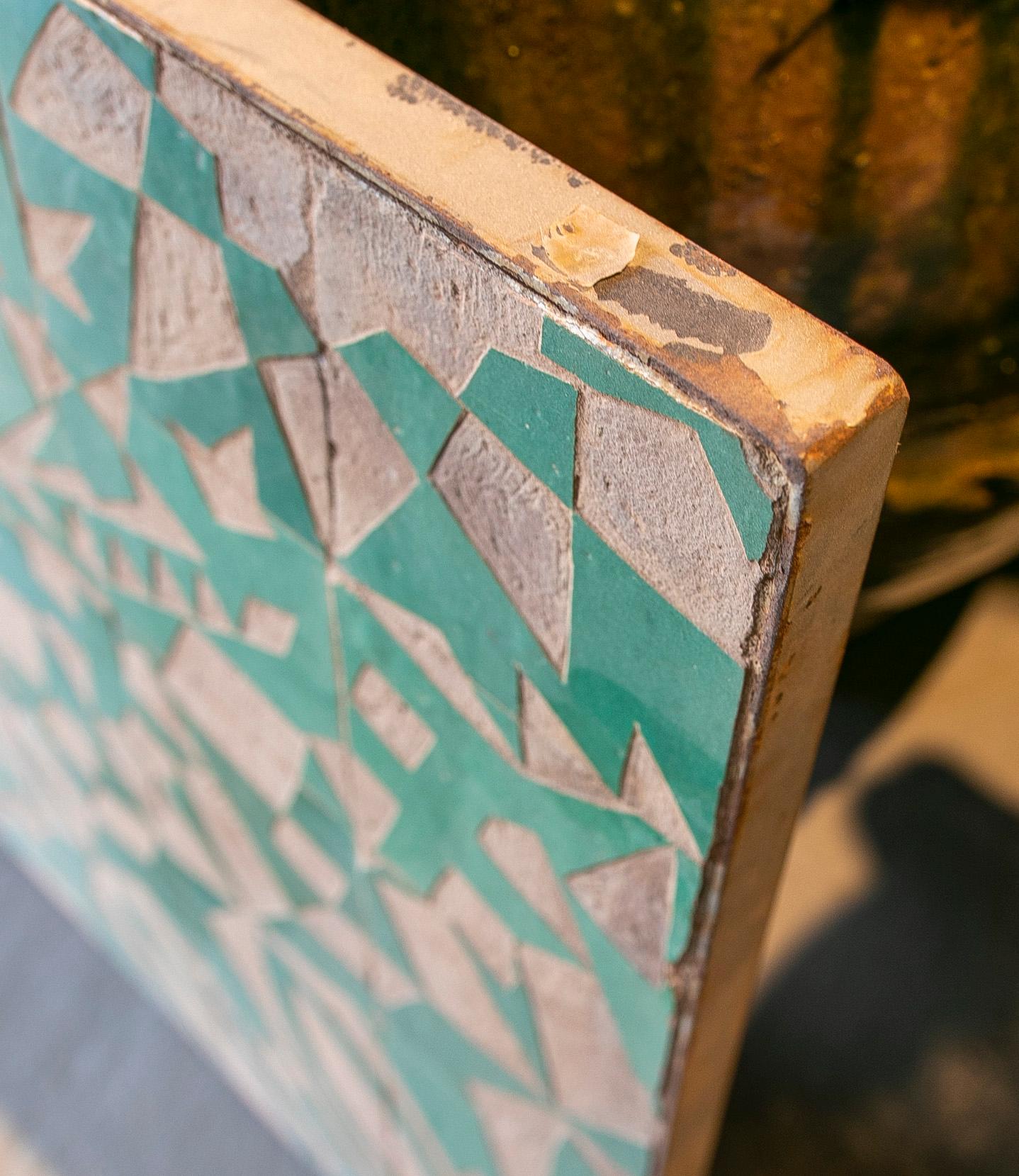 Panneau carrelé encadré de céramique avec décoration émaillée verte en vente 3