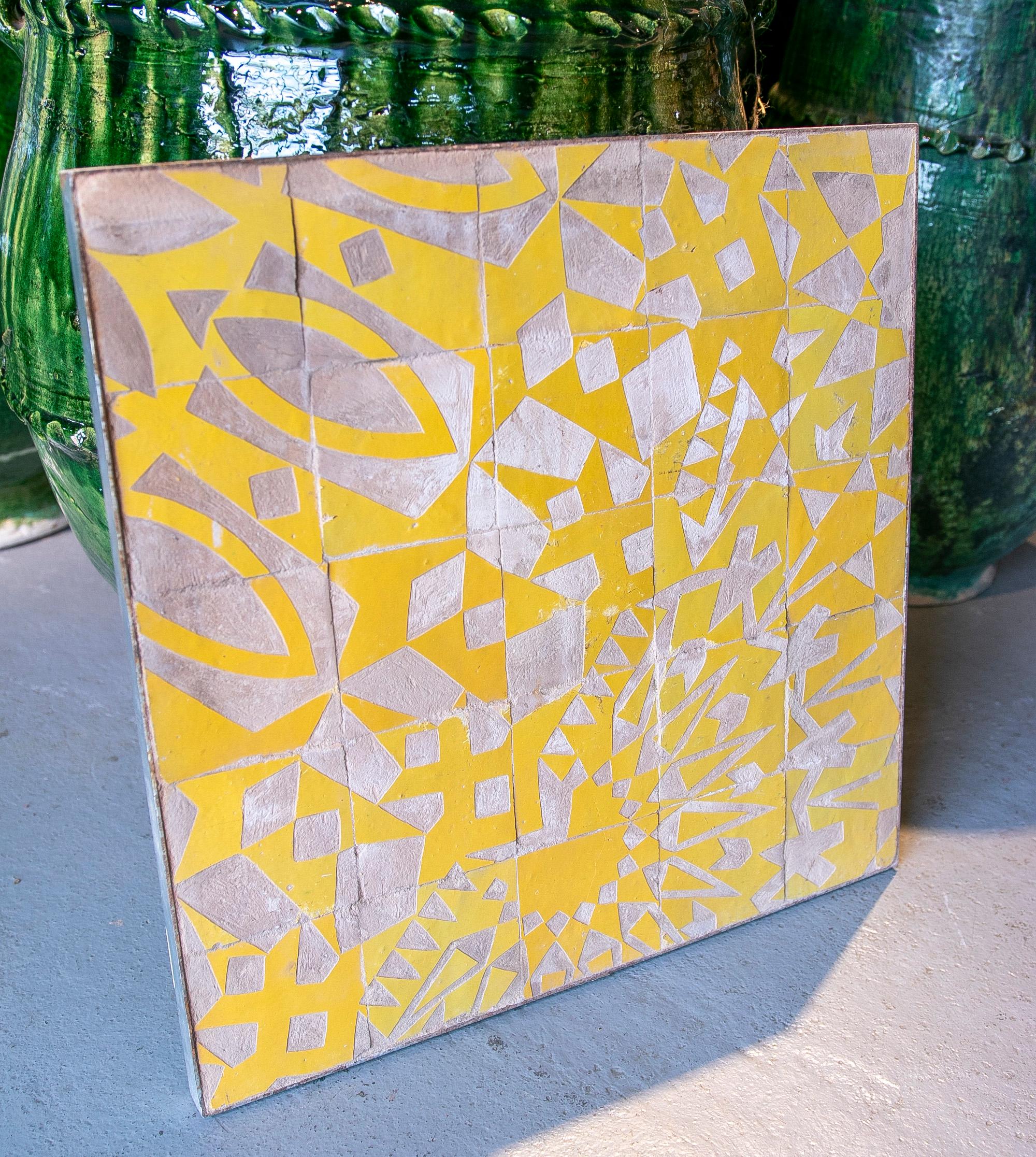 Espagnol Panneau carrelé encadré de céramique avec décoration émaillée jaune en vente