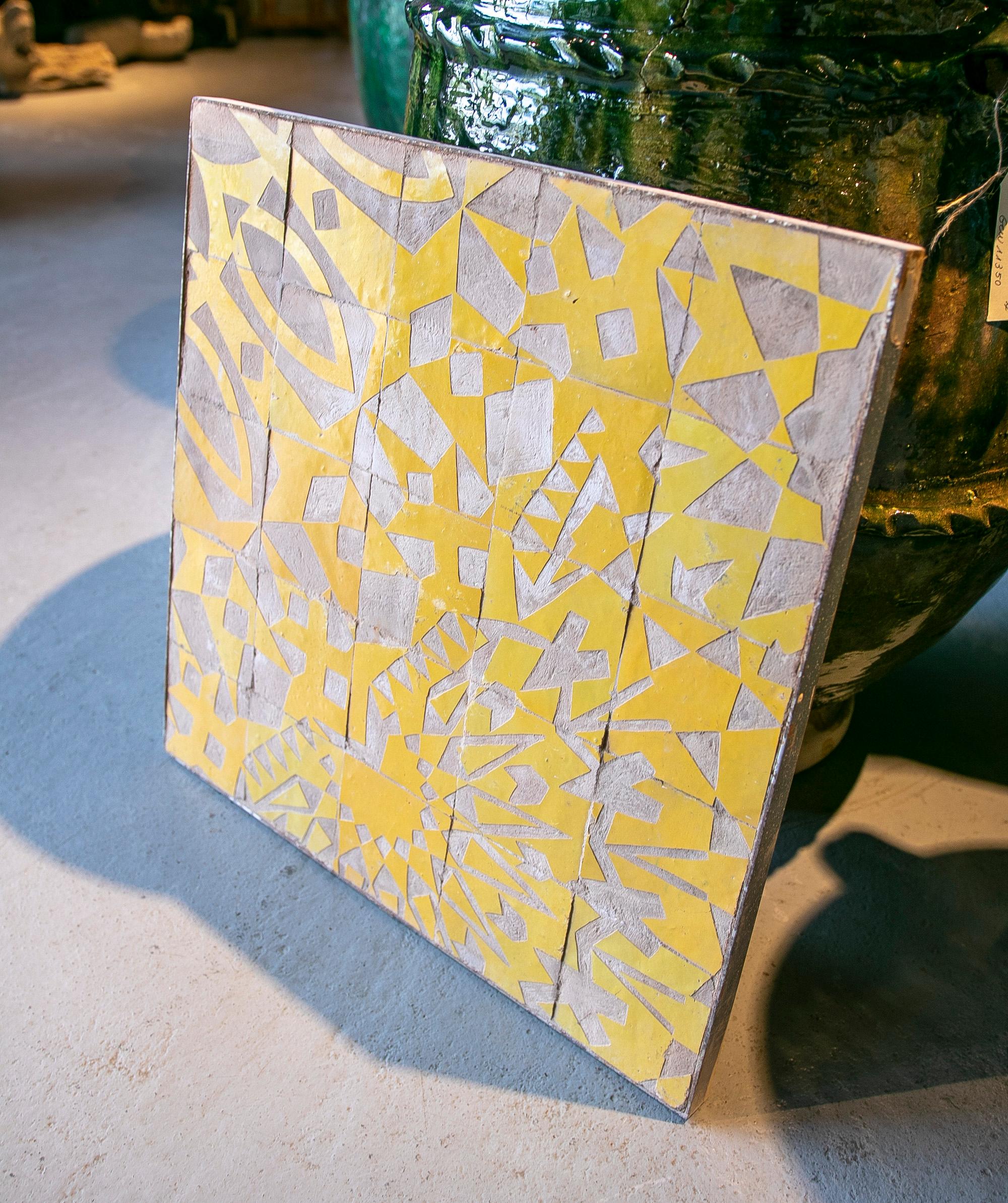 Vernissé Panneau carrelé encadré de céramique avec décoration émaillée jaune en vente