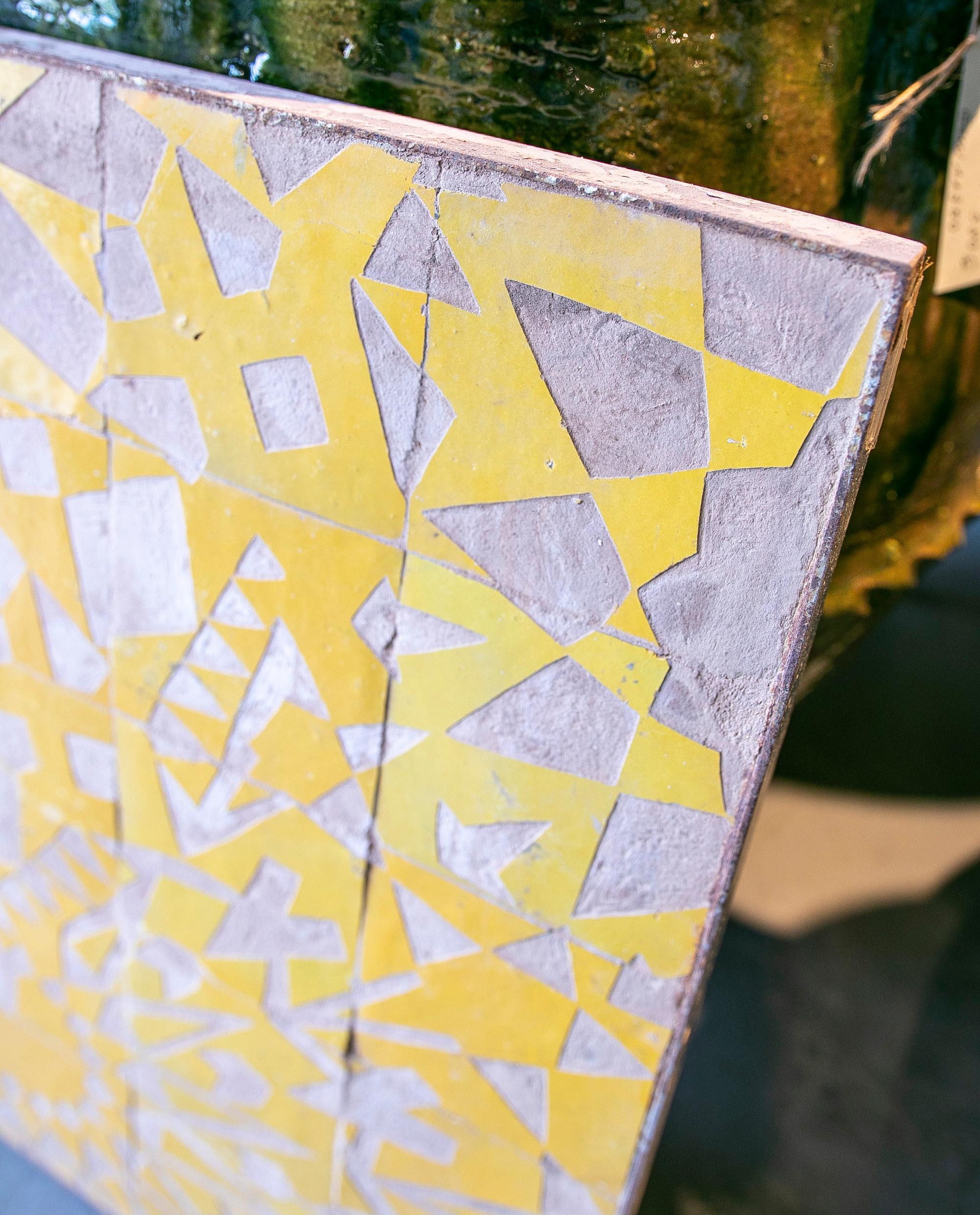 Panneau carrelé encadré de céramique avec décoration émaillée jaune Bon état - En vente à Marbella, ES