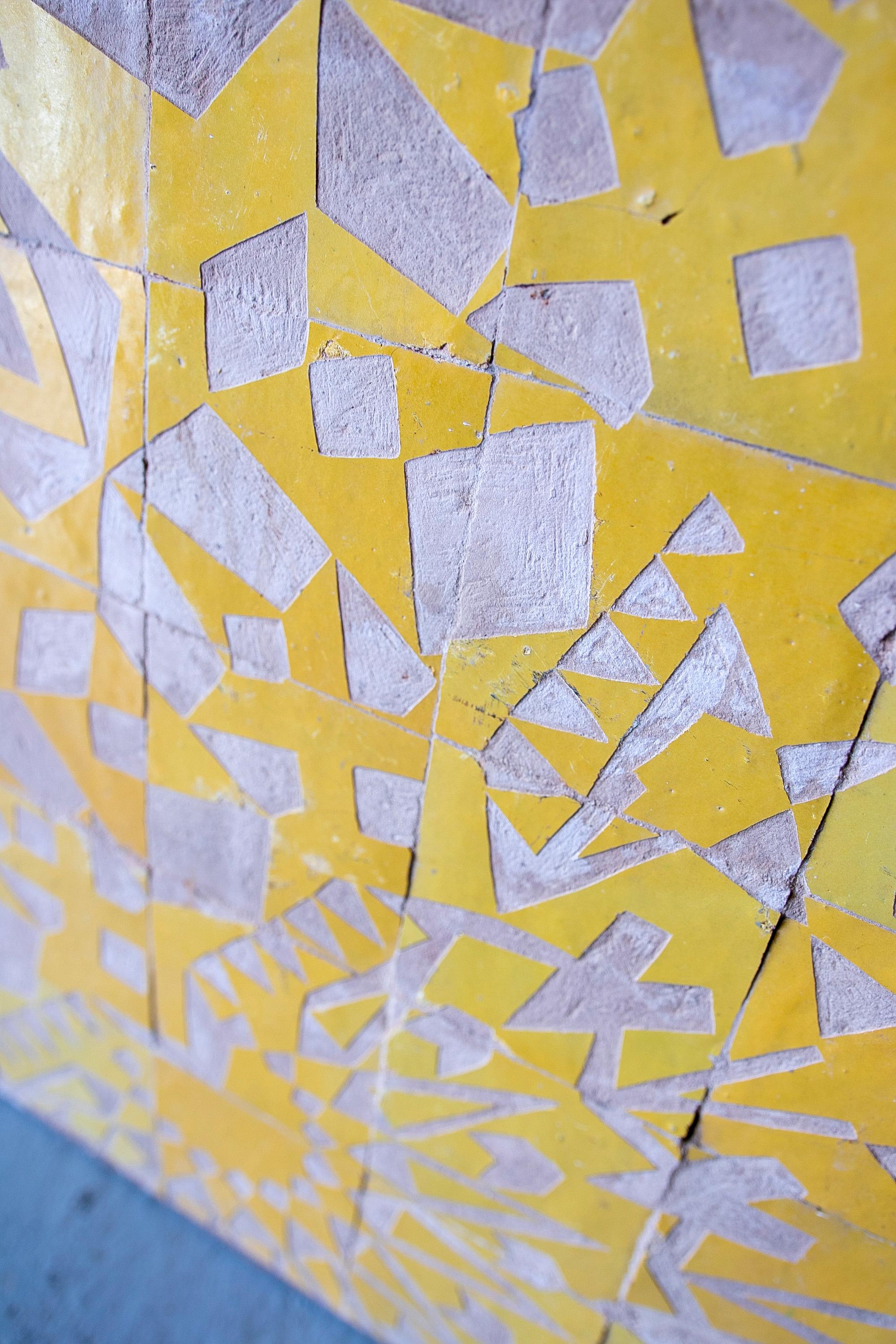 20ième siècle Panneau carrelé encadré de céramique avec décoration émaillée jaune en vente