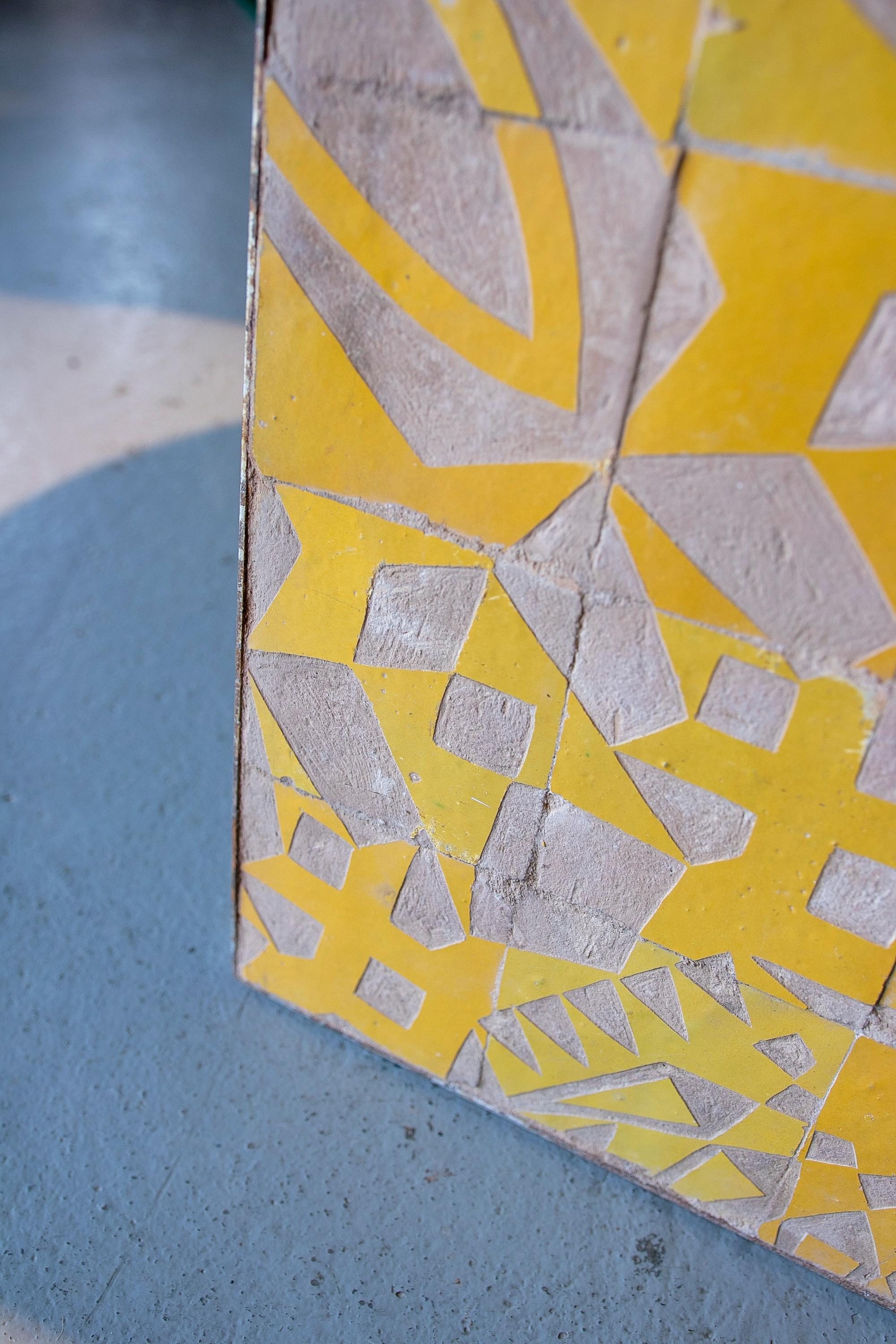 Panneau carrelé encadré de céramique avec décoration émaillée jaune en vente 1