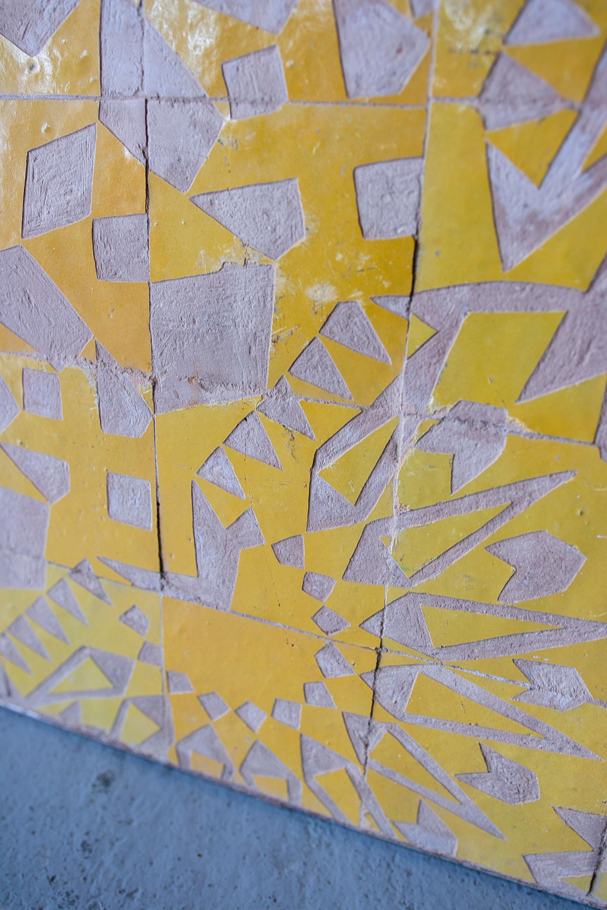 Panneau carrelé encadré de céramique avec décoration émaillée jaune en vente 2