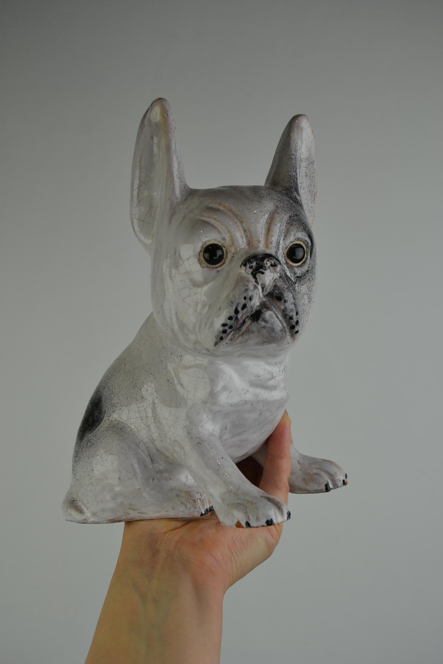 Vintage Keramik Skulptur einer französischen Bulldogge. 
Eine große Frenchie-Figur aus Keramik in den Farben weiß - grau mit inzwischen schönem Craquelé. 
Es ist eine große Bulldoggen-Skulptur für seine Größe. 
Nicht mehr perfekt, auf 2 Pfoten ein