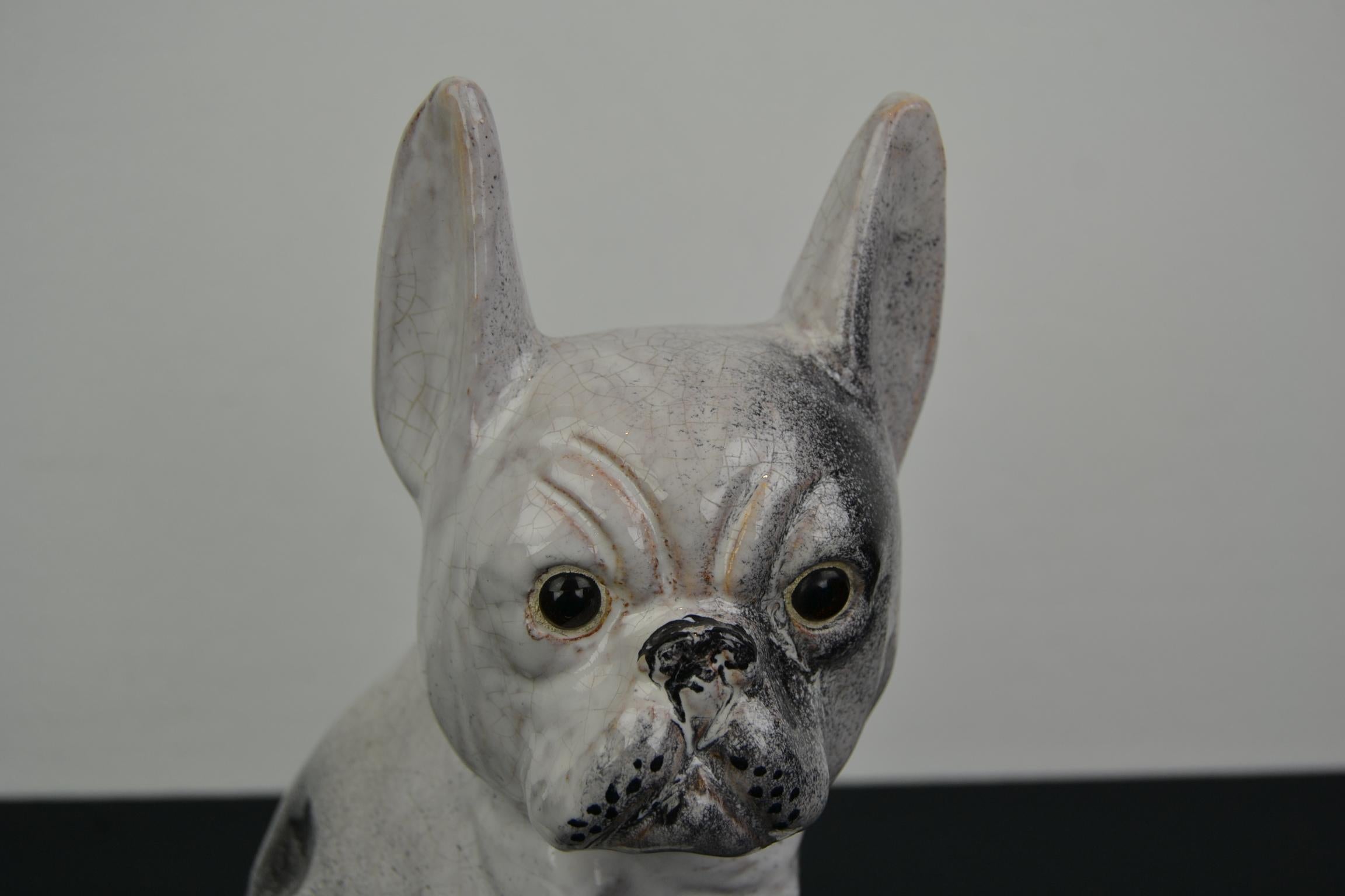 Keramik-Skulptur einer französischen Bulldogge (Europäisch) im Angebot