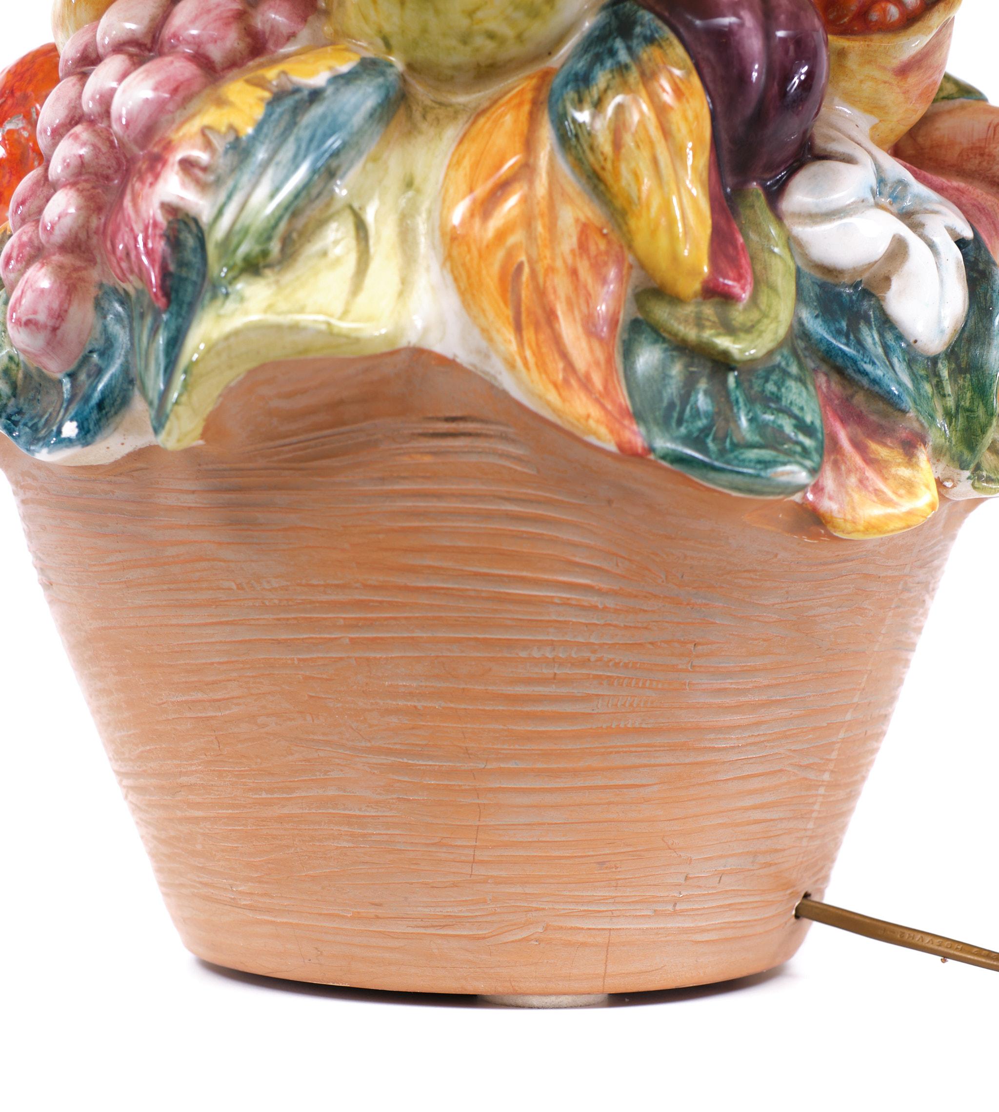 Obstkorb-Tischlampe aus Keramik Capodimonte, Italien, 1980er Jahre  (Hollywood Regency) im Angebot