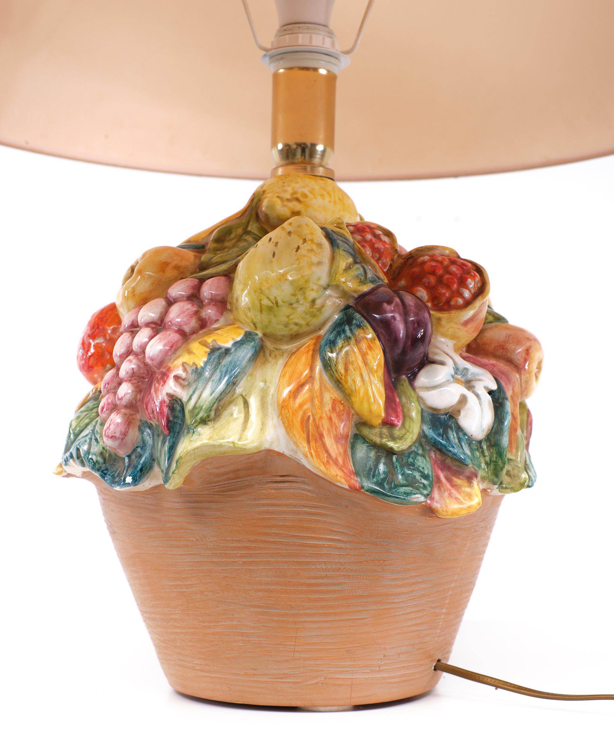 italien Lampe de table panier à fruits en céramique Capodimonte, Italie, années 1980  en vente