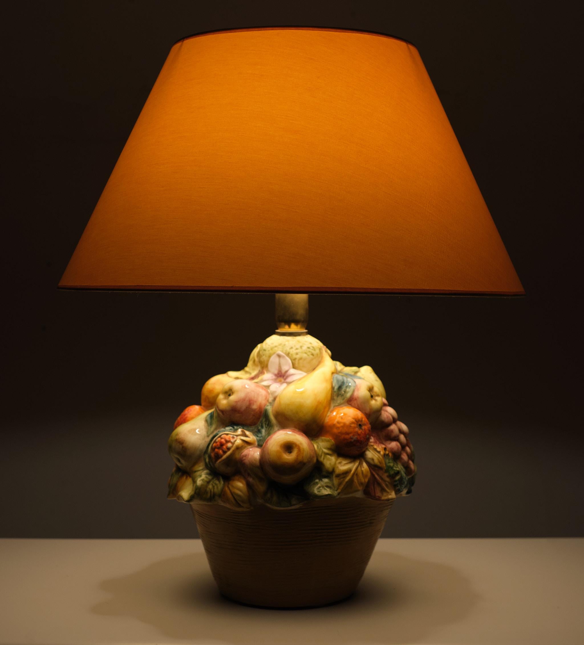 Ceramic Fruit basket table lamp Capodimonte Italy 1980s  In Good Condition For Sale In Den Haag, NL