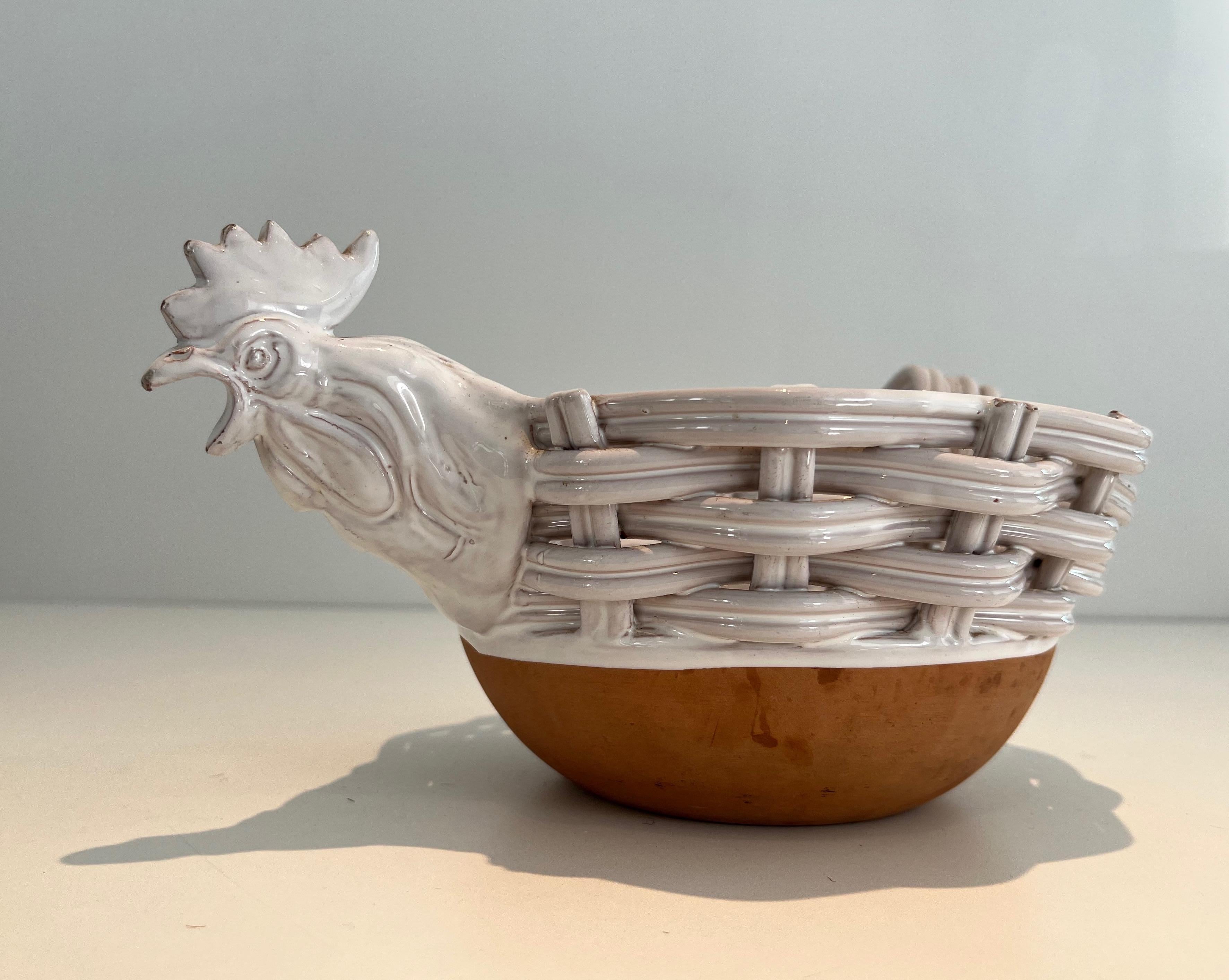 Keramik-Obstschale, die eine Hühnerfigur darstellt. Französische Arbeit. CIRCA 1970 (Glasiert) im Angebot