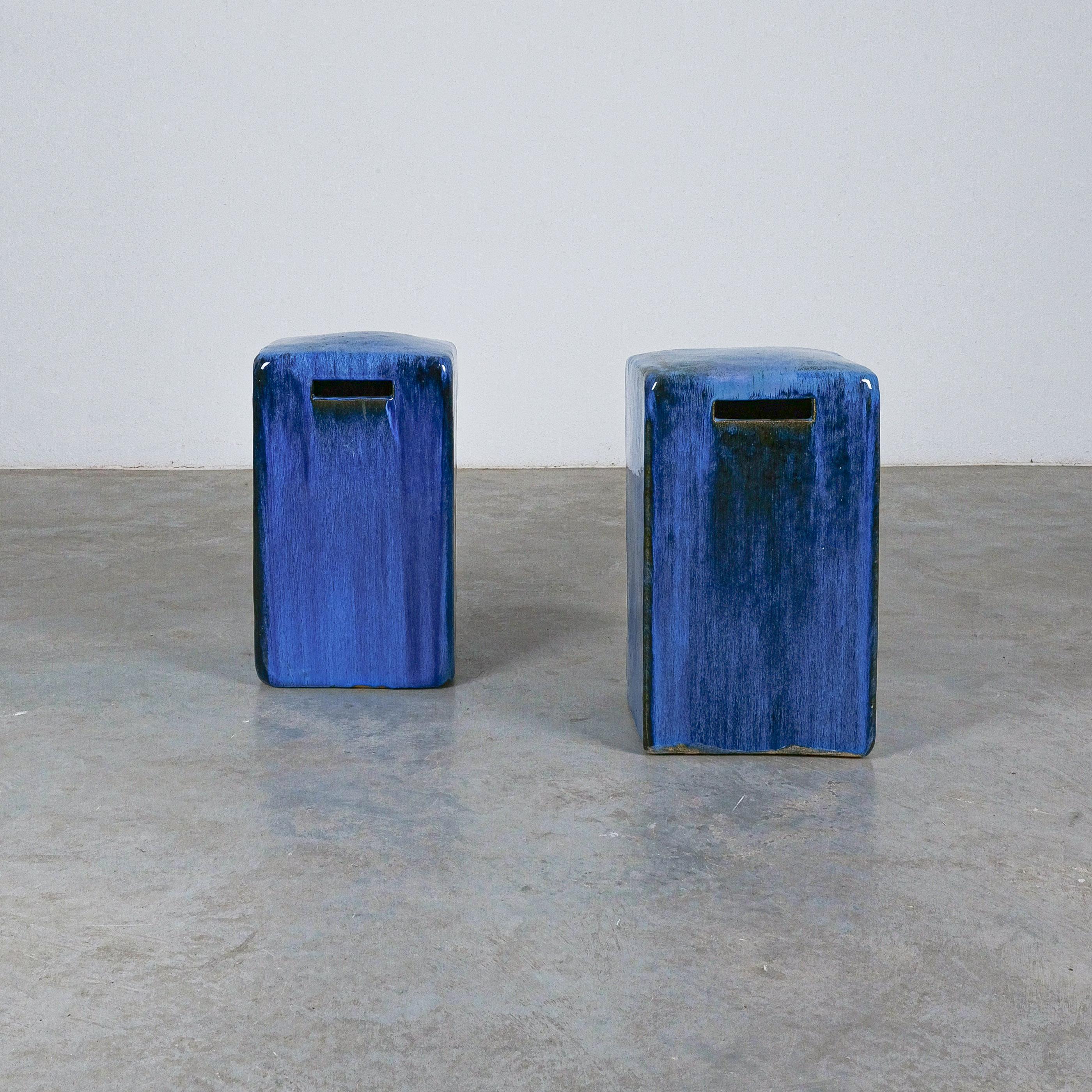 Keramische Gartenhocker Blau glasiert, Italien, um 1980-als Paar verkauft.

Einzigartiges und auffälliges Paar Keramikhocker für Zuhause oder den Außenbereich. Diese Stühle sind aus massiver glasierter Keramik gefertigt, sehr stabil und schwer.