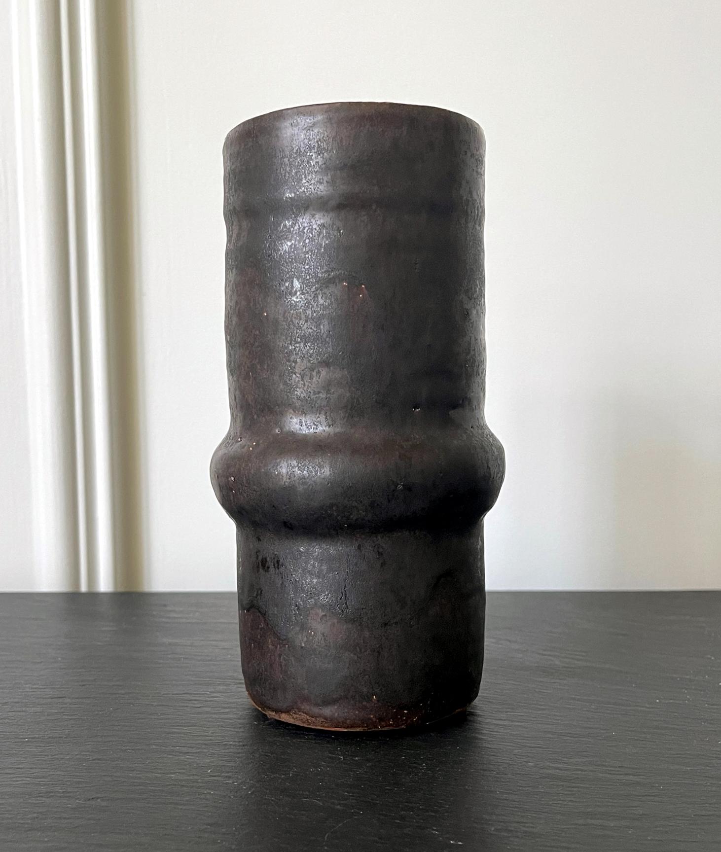 Américain Vase géométrique avec glaçure métallique noire Beatrice Wood en vente