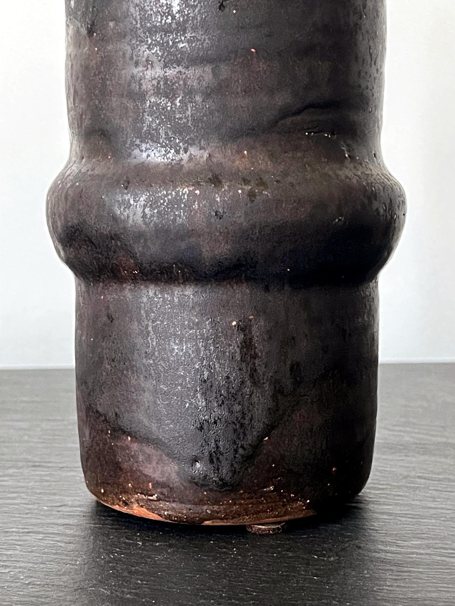 XX secolo Vaso geometrico in ceramica con smalto metallico nero Beatrice Wood in vendita