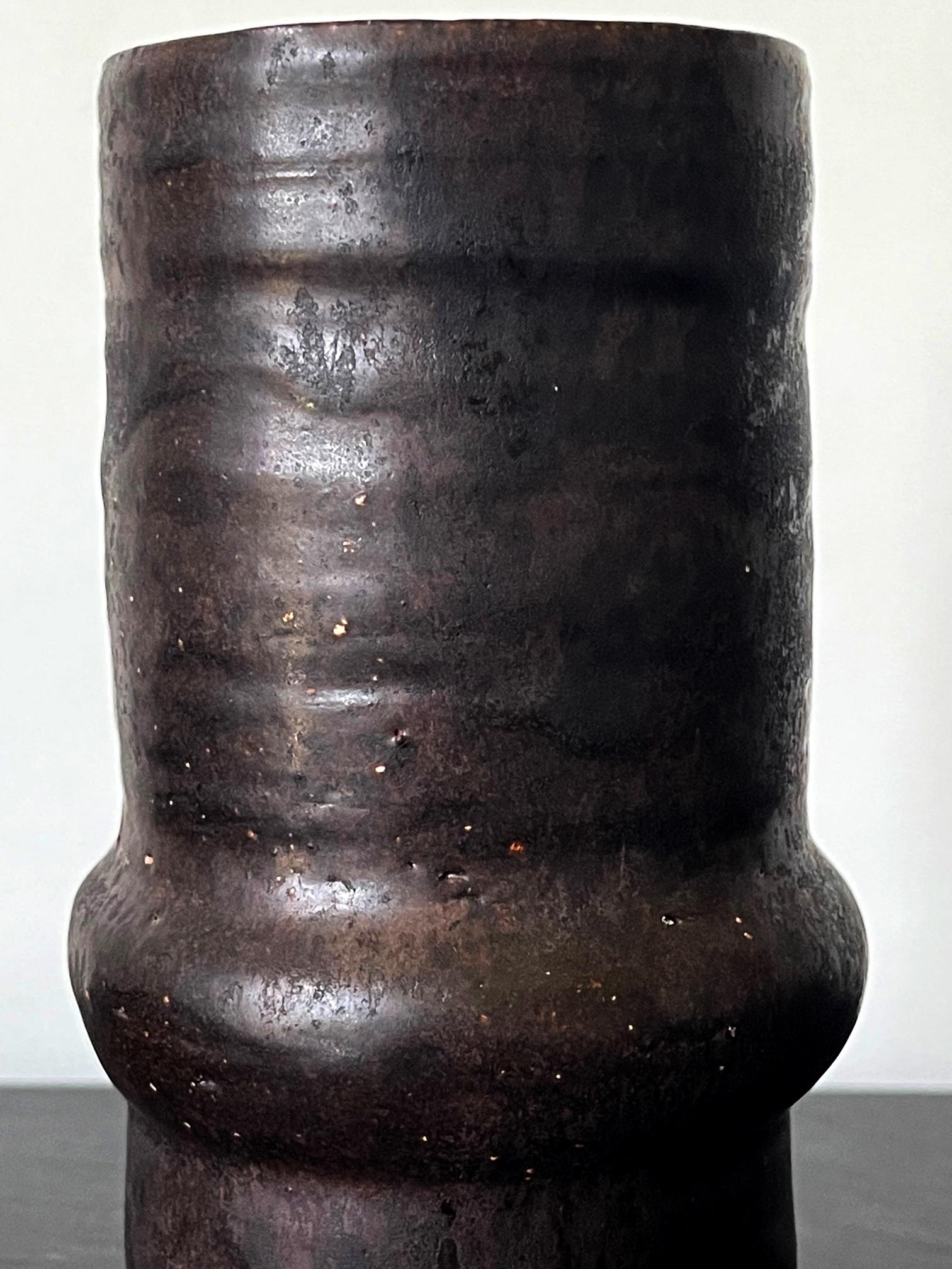Céramique Vase géométrique avec glaçure métallique noire Beatrice Wood en vente